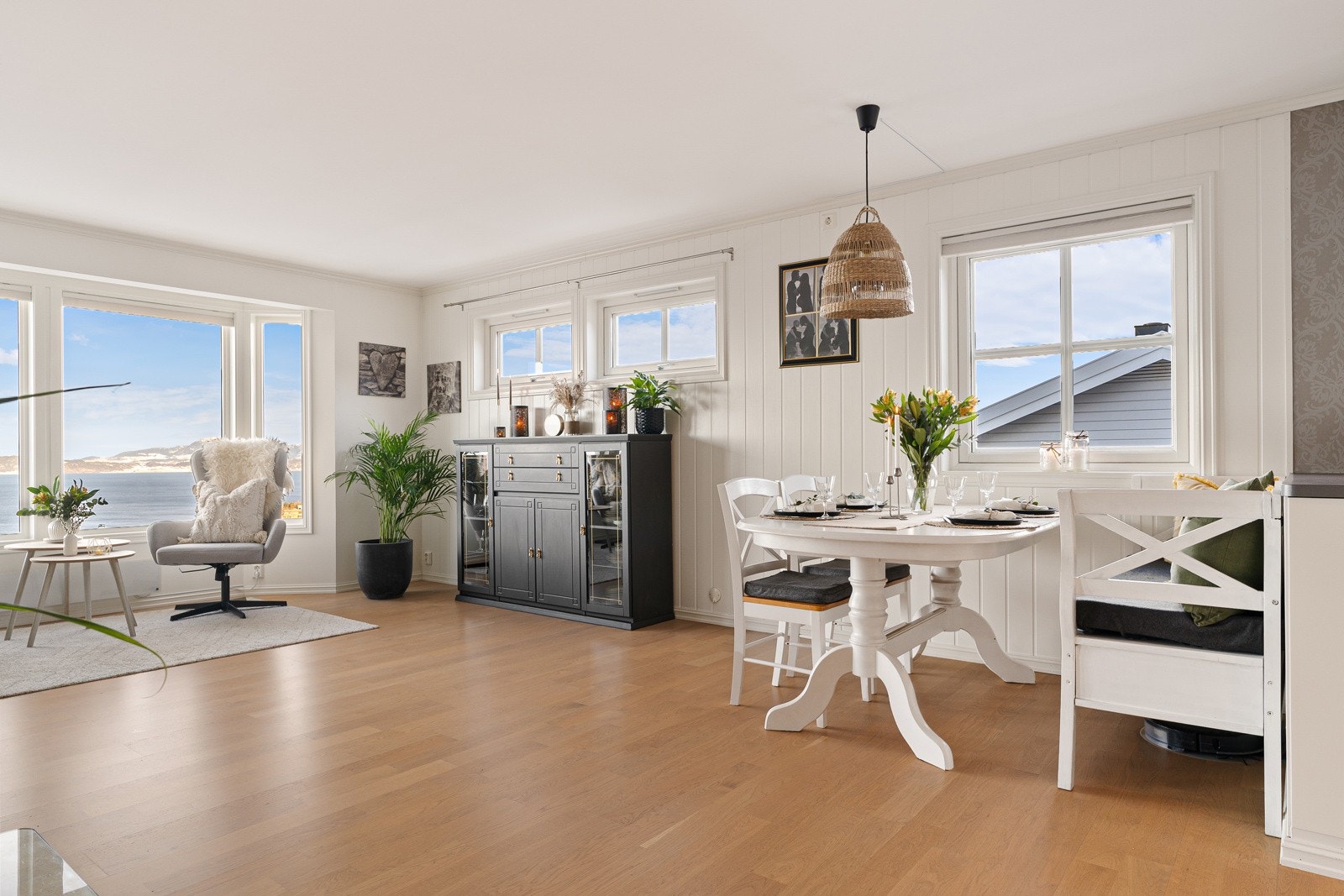 Det er god plass til lys og hyggelig spiseplass. Galleribilde