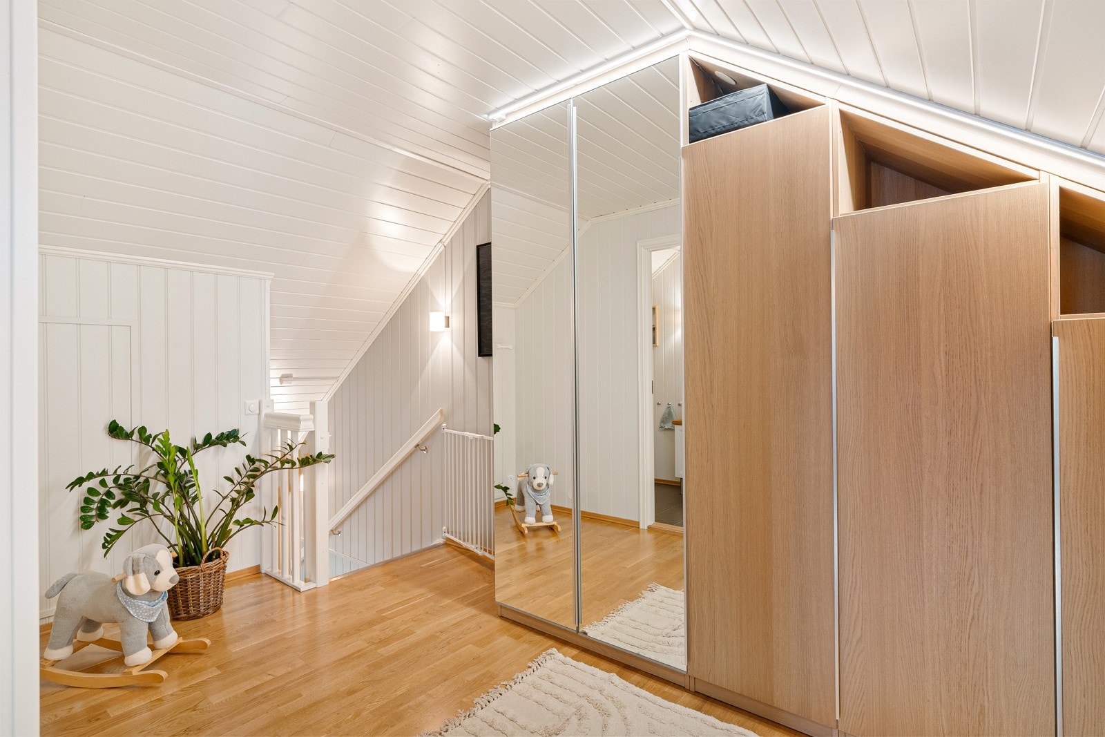 Loftetasje- Praktisk gang/ trapperom med tilpasset garderobeløsning som gir god lagringsplass. Galleribilde