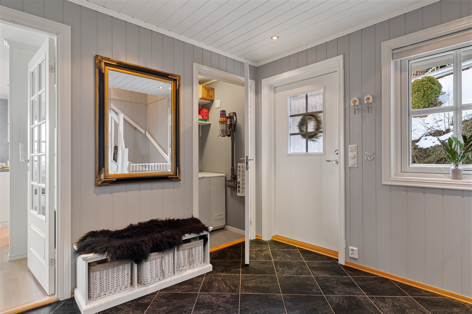 Hallen har praktisk tilgang til badet og innvendig bod/teknisk rom. Galleribilde