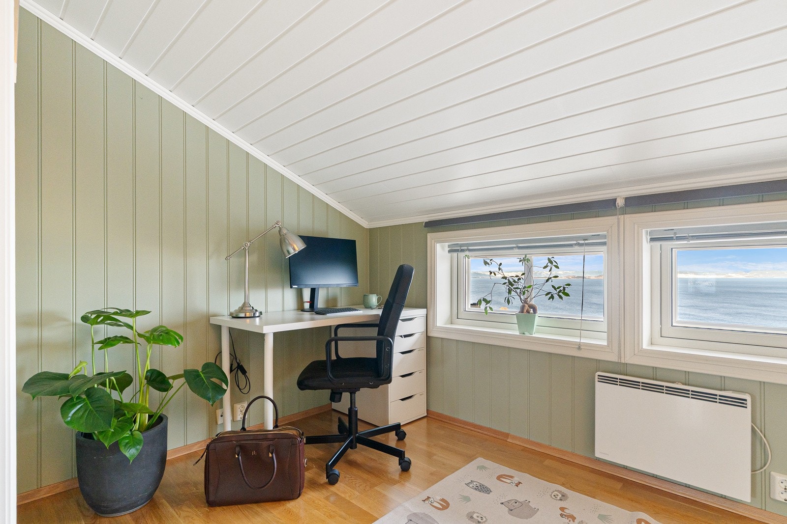 Et stort og romslig rom som også kan kombineres som et kontor. Galleribilde