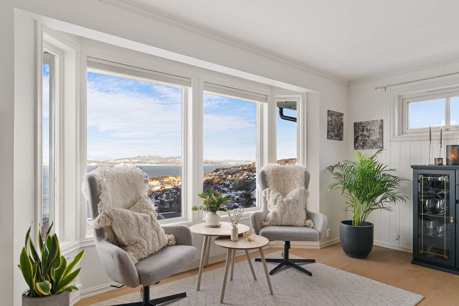 Stue har en romslig og åpen løsning som skaper et luftig og godt inntrykk. Stuen har en praktisk L-form som skjermer sofahjørne fra kjøkkenløsning. Galleribilde