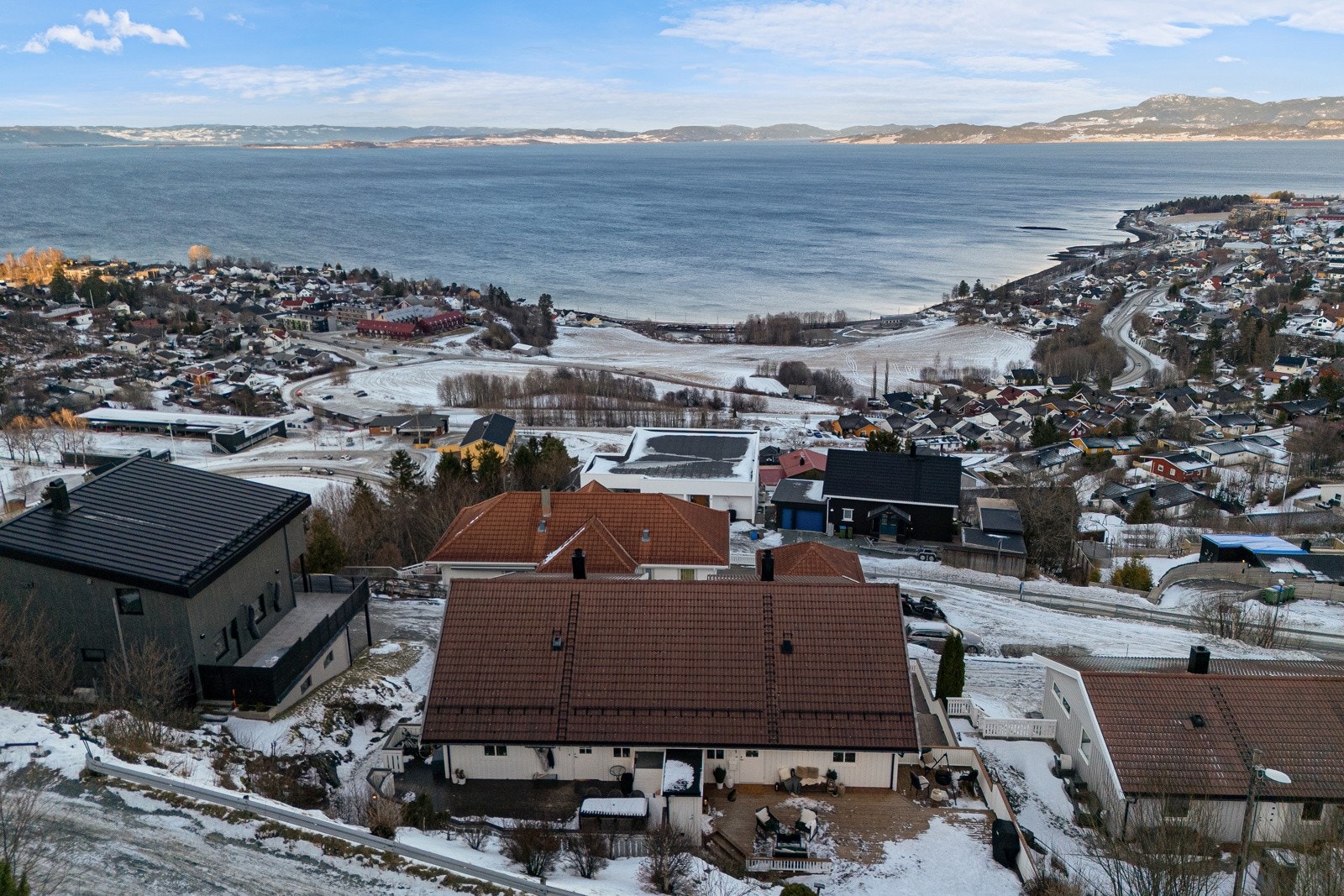 Eiendommen ligger høyt med fantastisk utsyn over nærområdet. Galleribilde