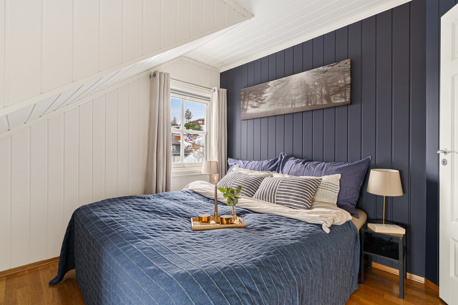 Rolig og harmonisk hovedsoverom med god plass til dobbeltseng Galleribilde