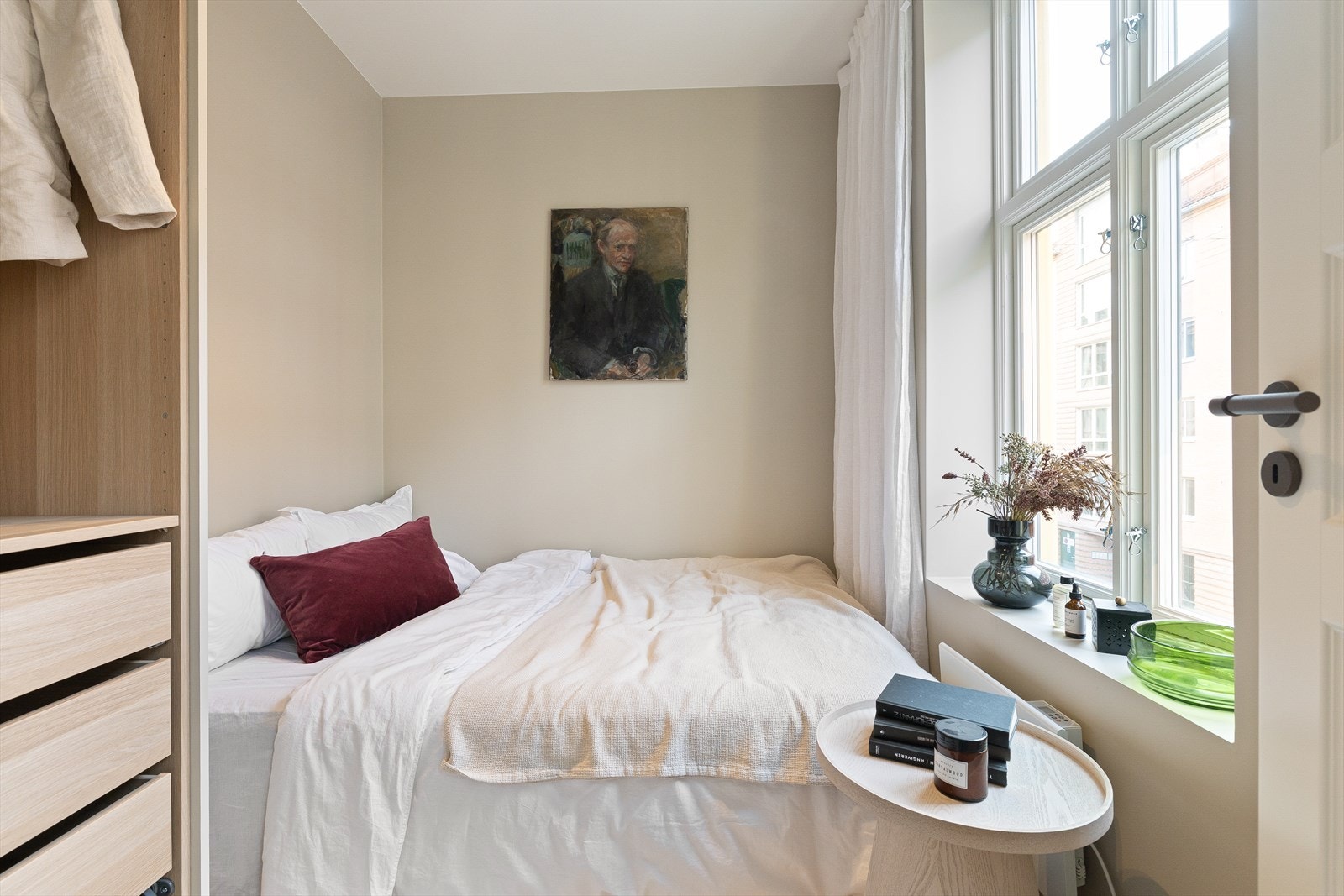 Lyst og luftig soverom med delikate fargetoner og naturlig lysinnslipp. Galleribilde