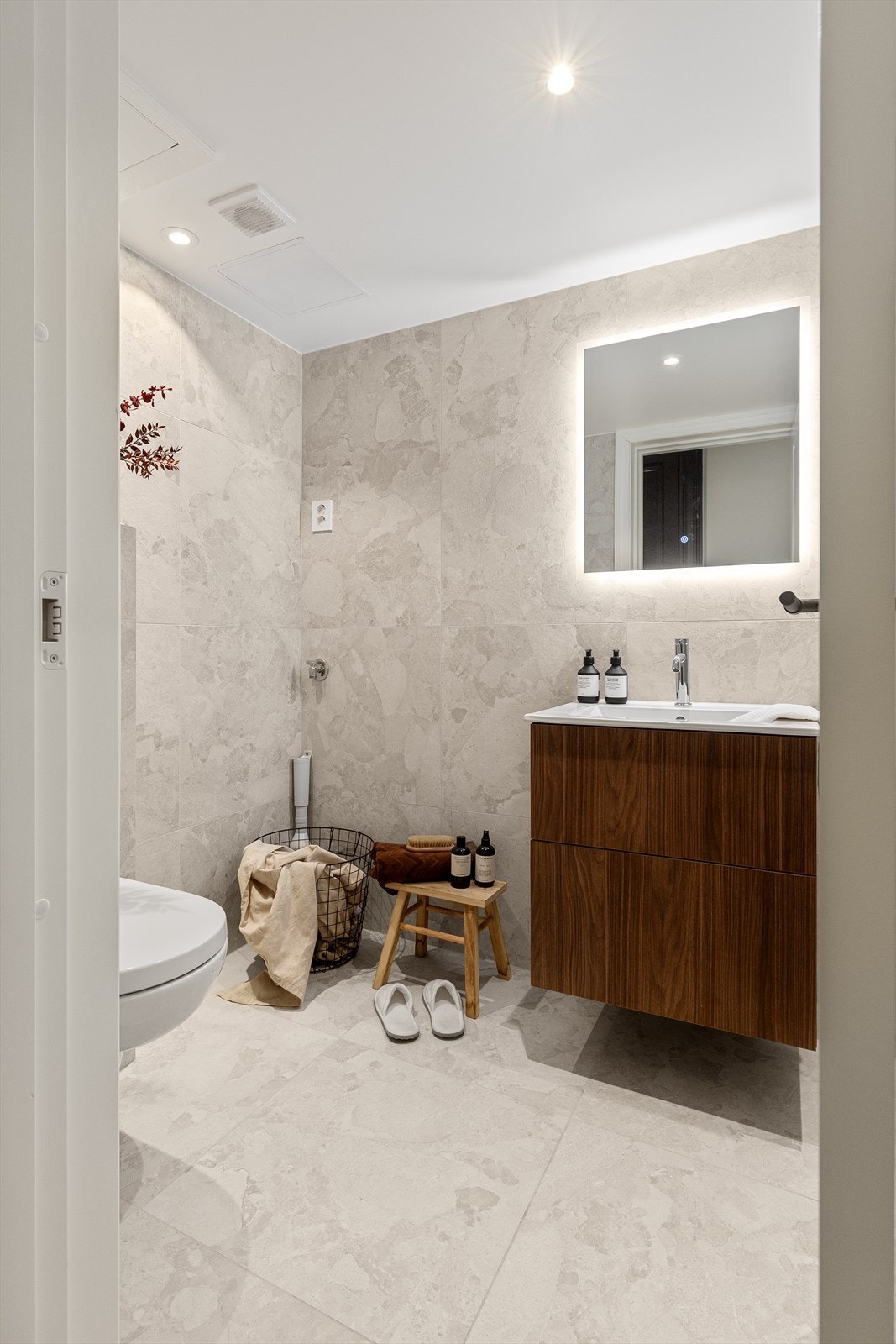 Lekkert nytt bad fra 2025 med fliser og malte flater på vegger, malt himling og fliser på gulv. Galleribilde