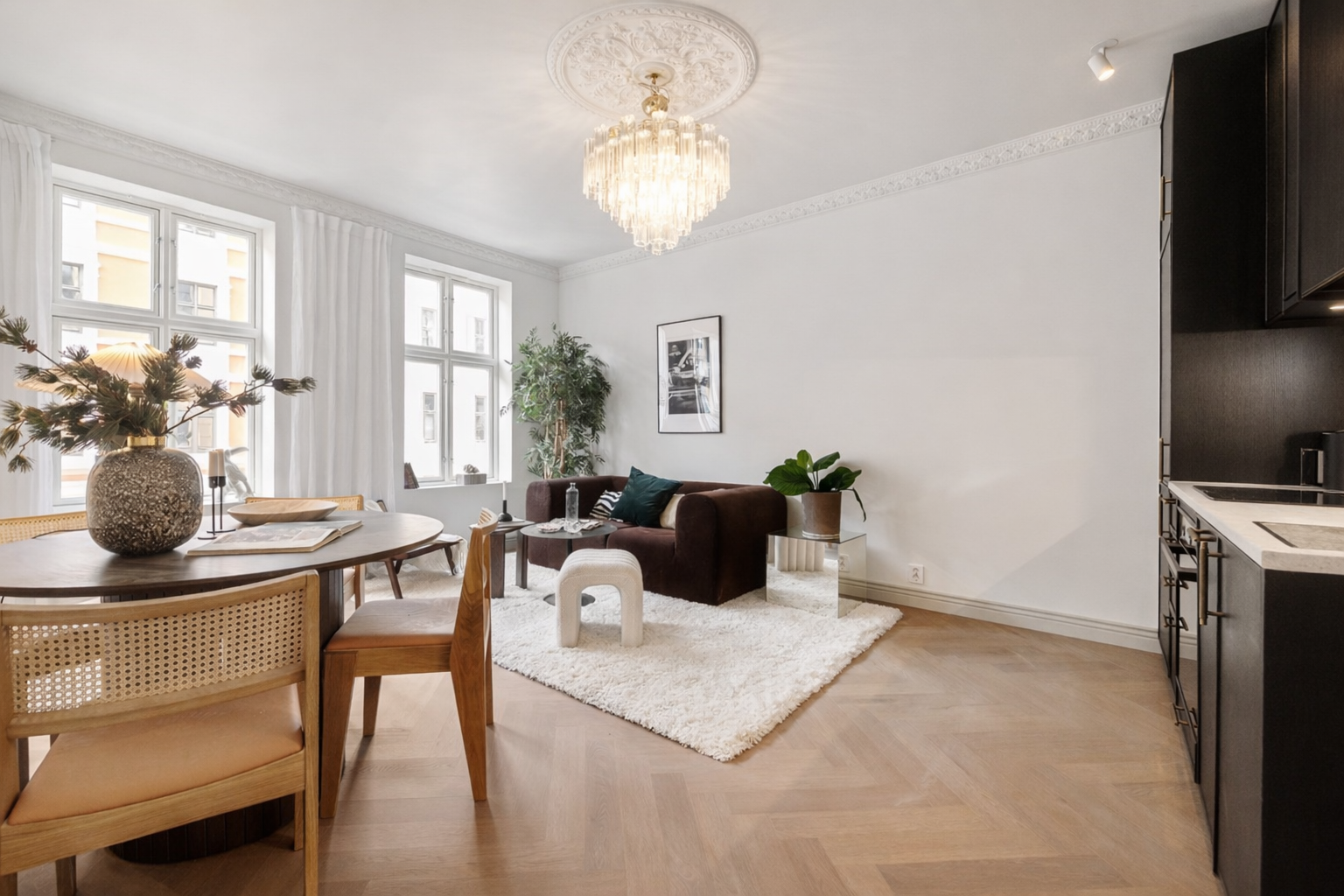 Benjamin Ådna v/Nordvik har gleden av å presentere denne lekre og klassiske 2-roms leiligheten beliggende i byggets 2. etasje. Foto: Walsowork AS. Galleribilde