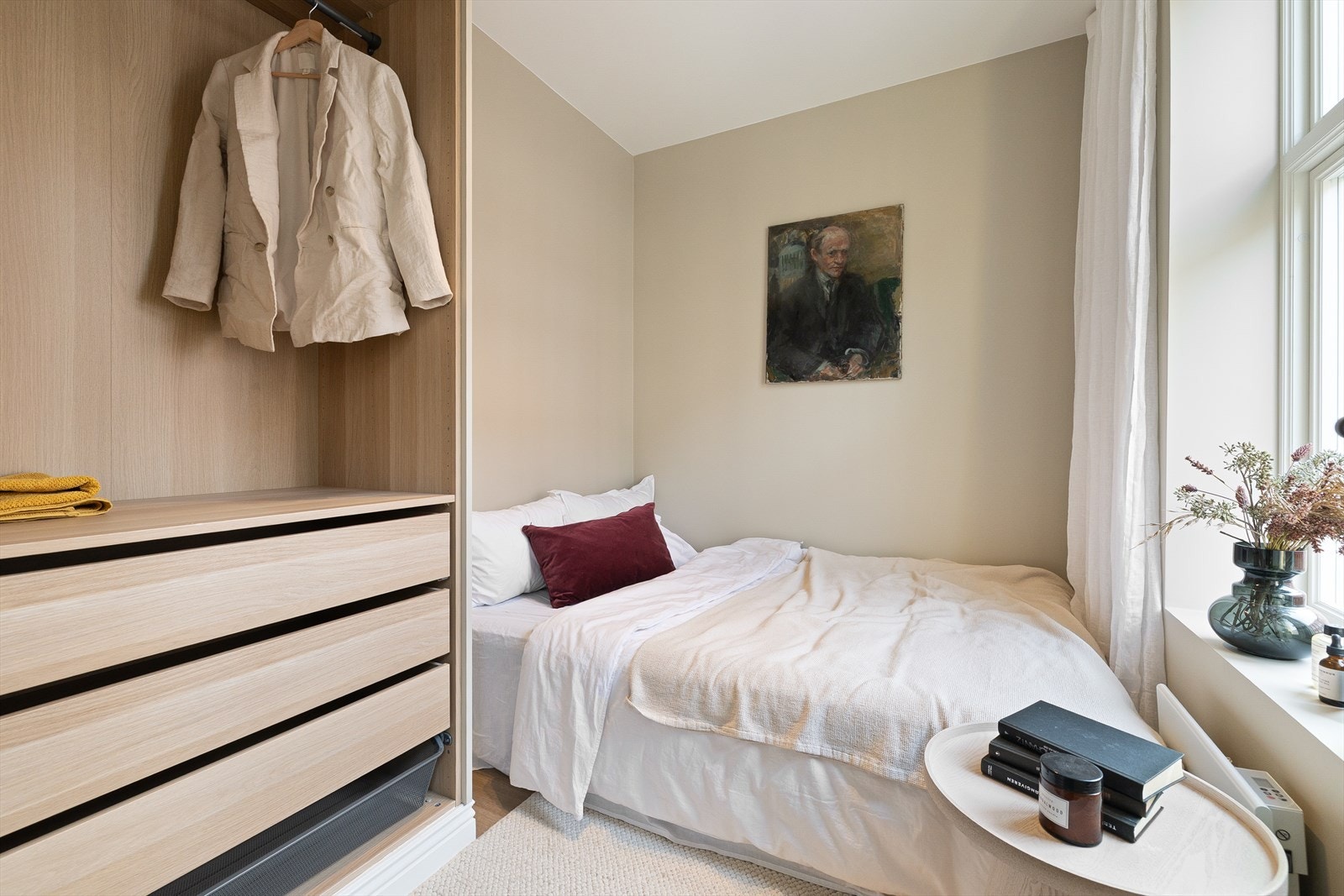 God plass til dobbeltseng og lekker innebygd garderobeløsning. Galleribilde