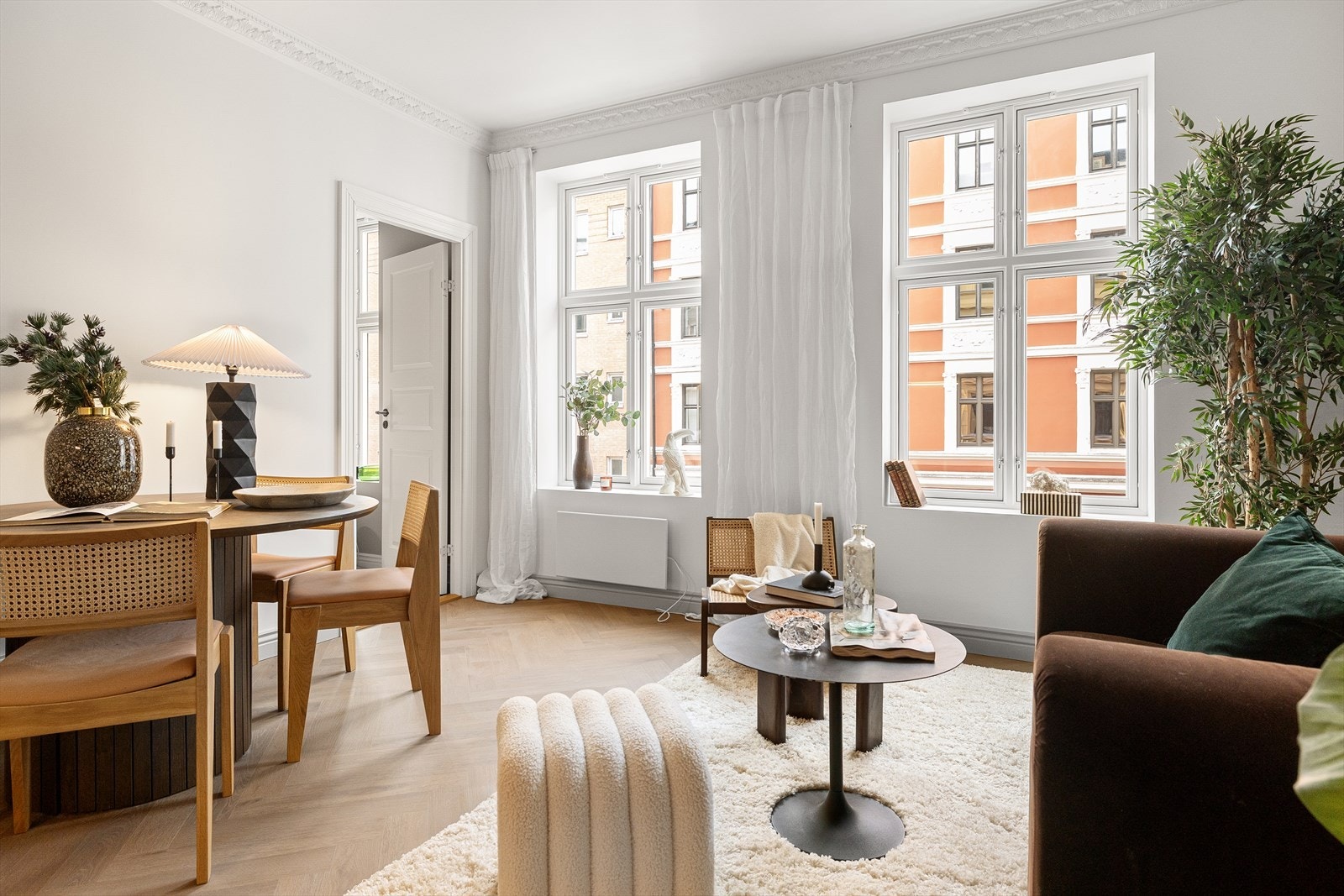 Fra stuen er det direkte adkomst til boligens soverom. Leiligheten har en generøs takhøyde på 2,72 m. Galleribilde