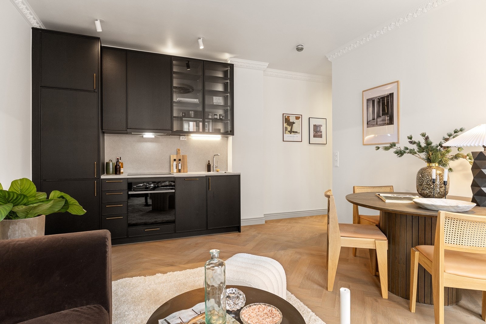 Nytt kjøkken etablert i 2025 i åpen løsning mot stue fra Bekkestua kjøkkensenter. Galleribilde