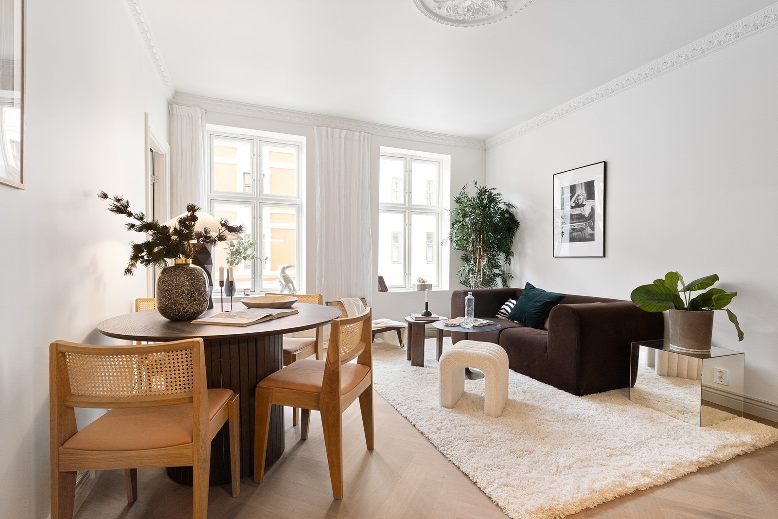 Lys og luftig stue med nye store vindusflater som slipper inn rikelig med naturlig lys. Galleribilde