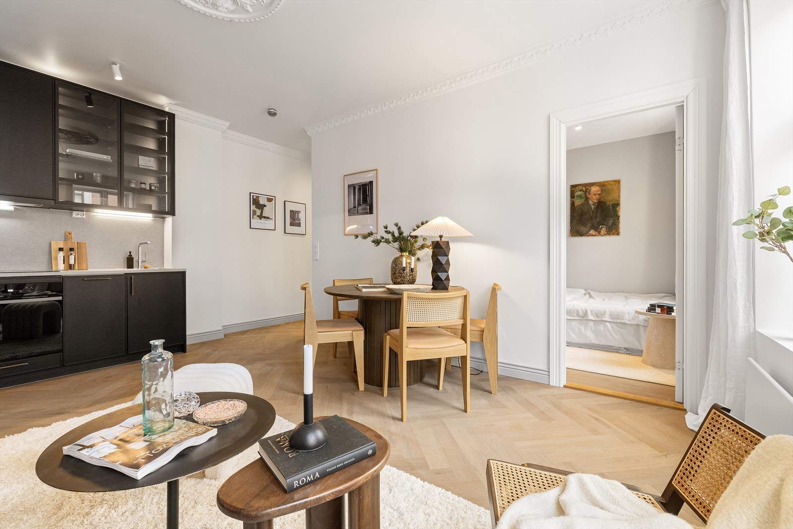 Leiligheten inneholder entré, stue/kjøkken, soverom og bad. I tillegg disponerer leiligheten en ekstern bod i kjeller på ca 2 kvm. Galleribilde