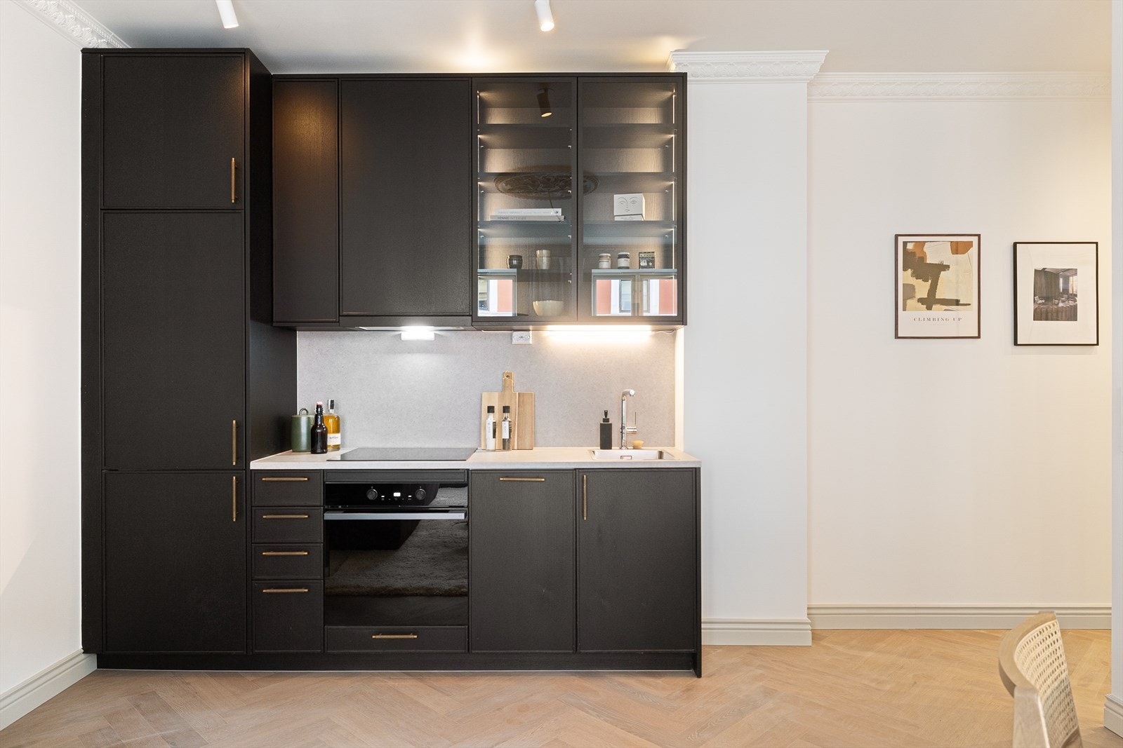 Kjøkkenet har innredning med beisede fronter, laminatbenkeplate, oppvaskkum i stål samt kjøkkenplate over benk. Galleribilde