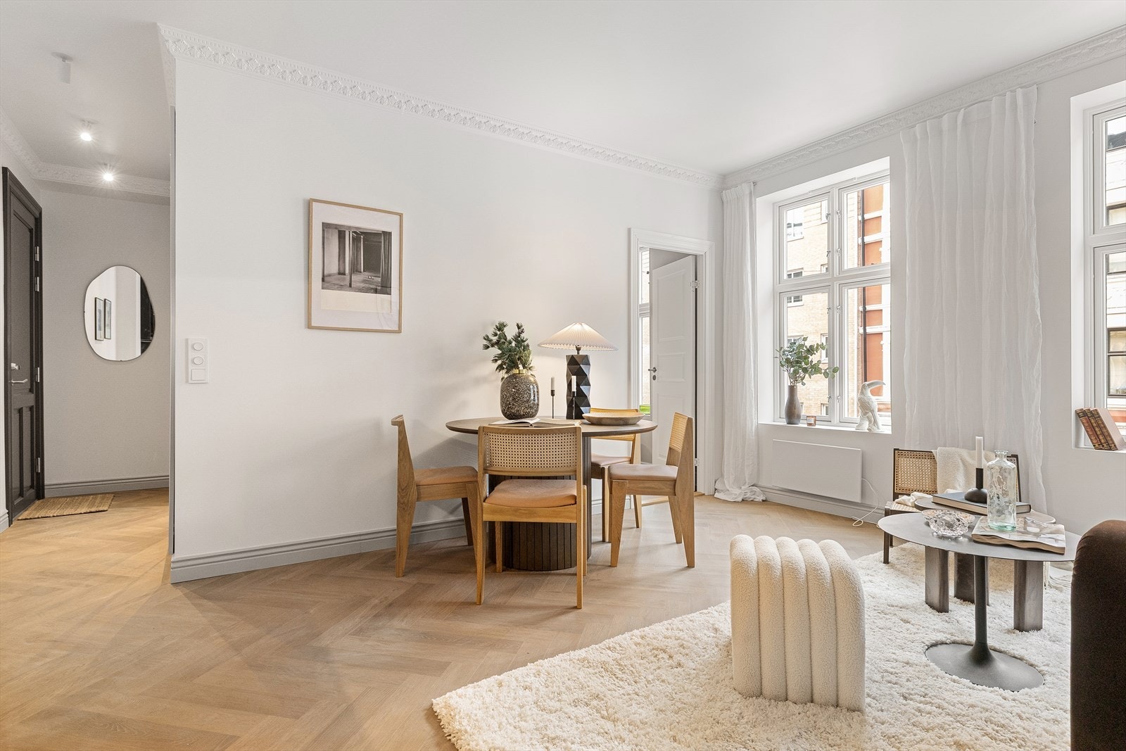 God plass til å innrede med spisebord i åpne stue og kjøkkenløsning. Galleribilde