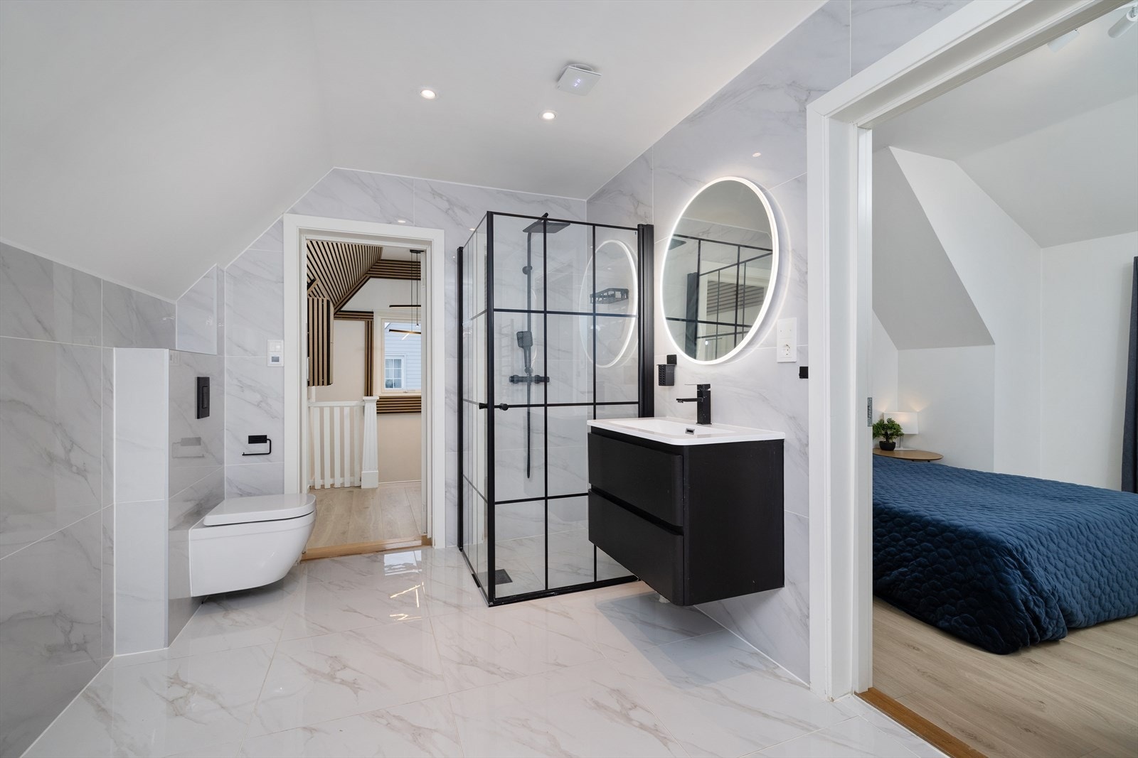 Elektriske varmekabler i det flislagte gulvet gir god komfort. Galleribilde