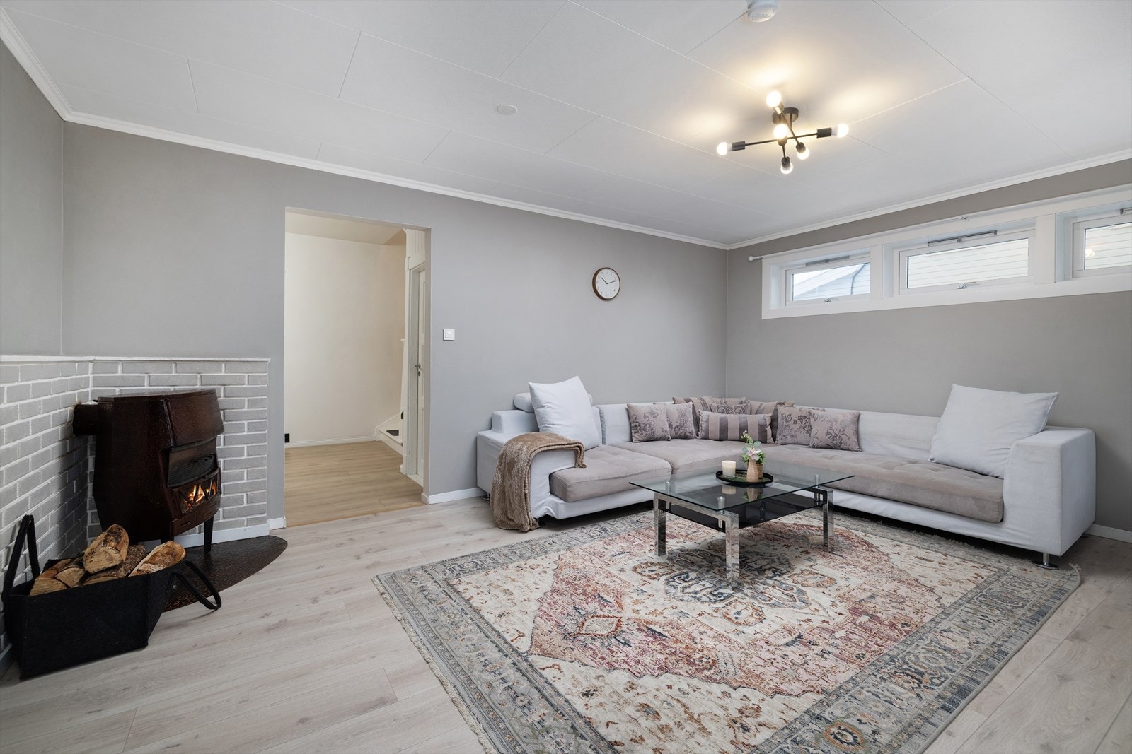 Gjennomgående laminatgulv i boligens oppholdsrom skaper et helhetlig inntrykk. Galleribilde