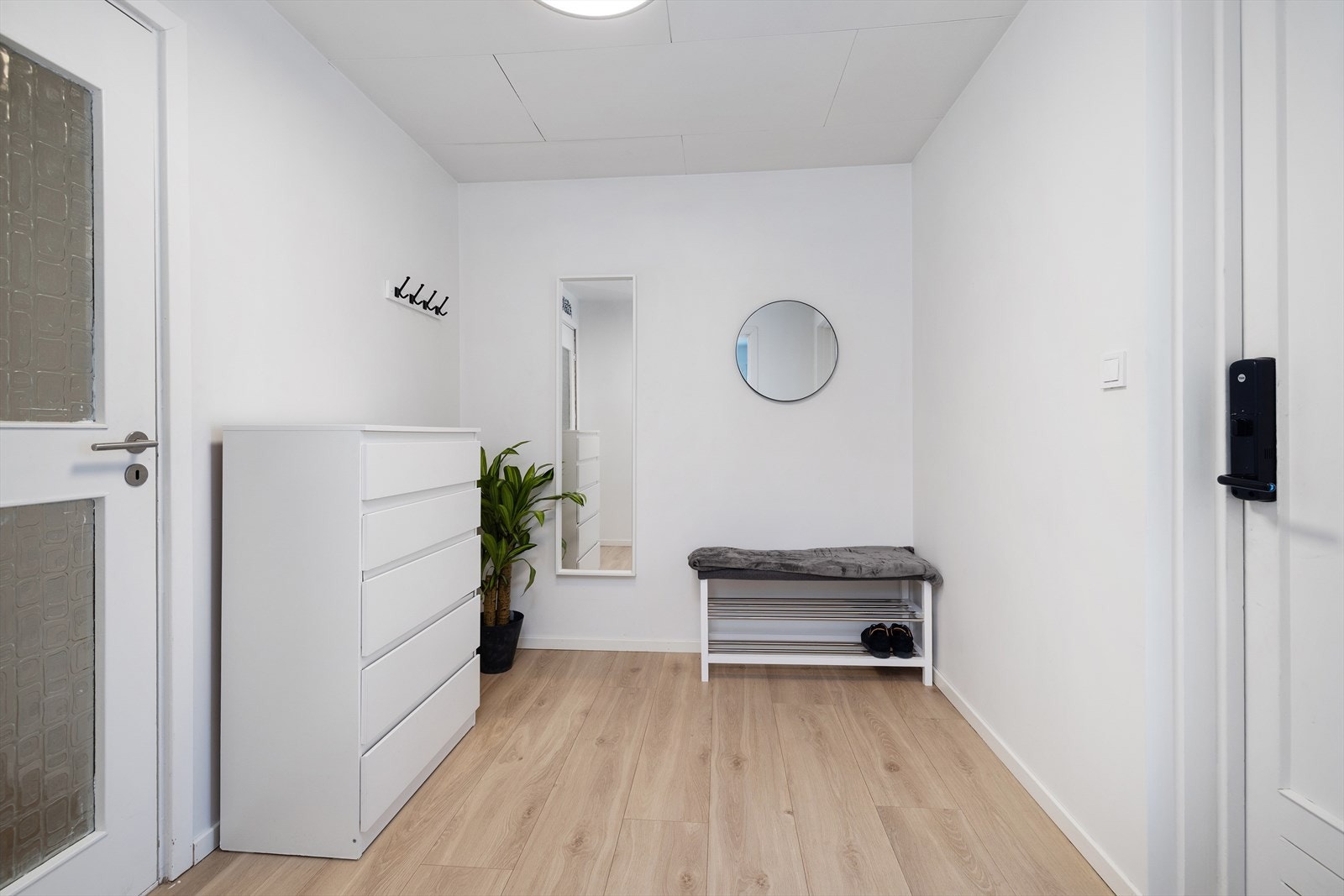 Entréen har god plass til oppbevaring av yttertøy og sko. Galleribilde