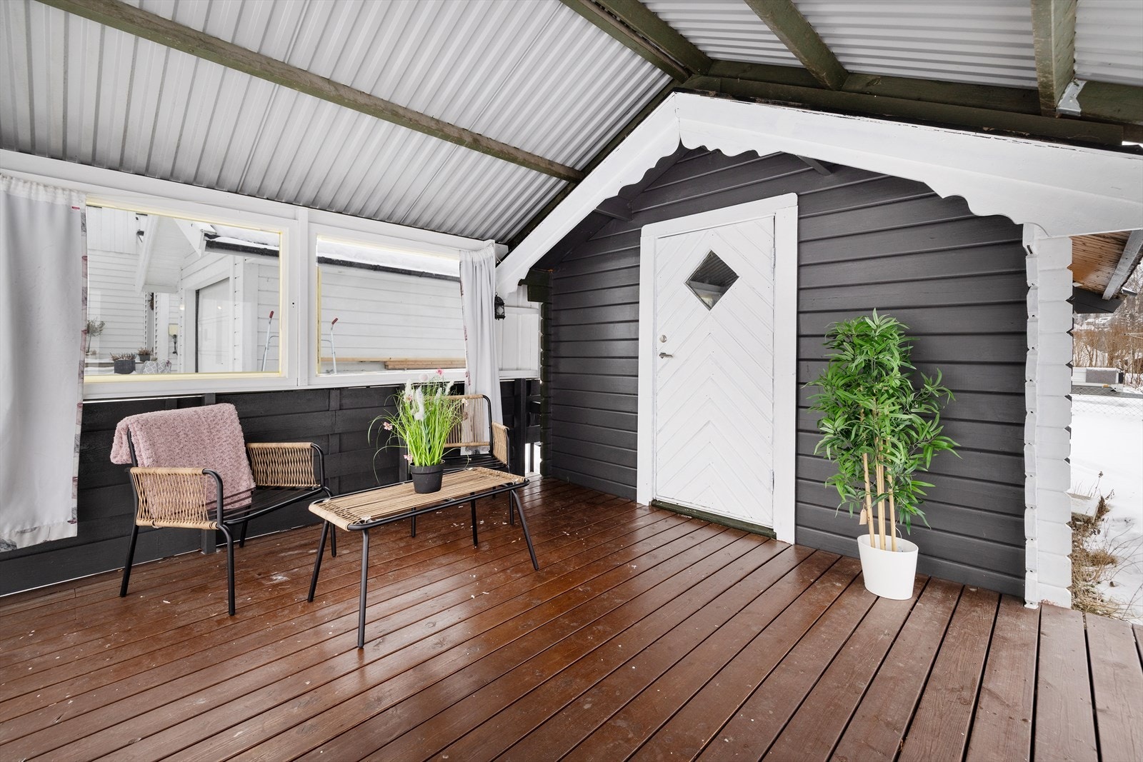 I tilknytning til uthuset er det en overbygget terrasse på 14 m². Galleribilde