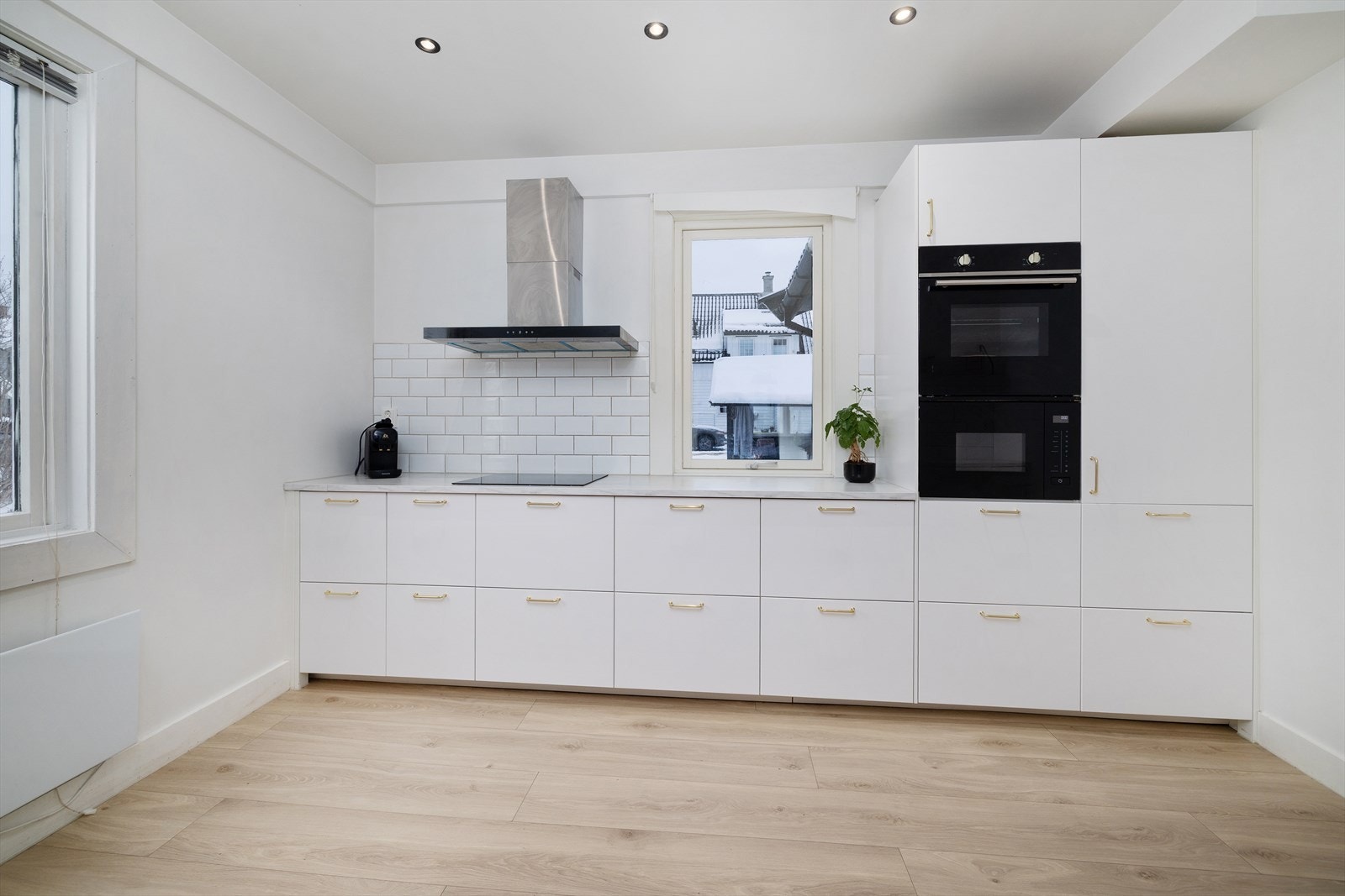 Innredningen er tilrettelagt for integrert stekeovn, mikro og platetopp. Galleribilde