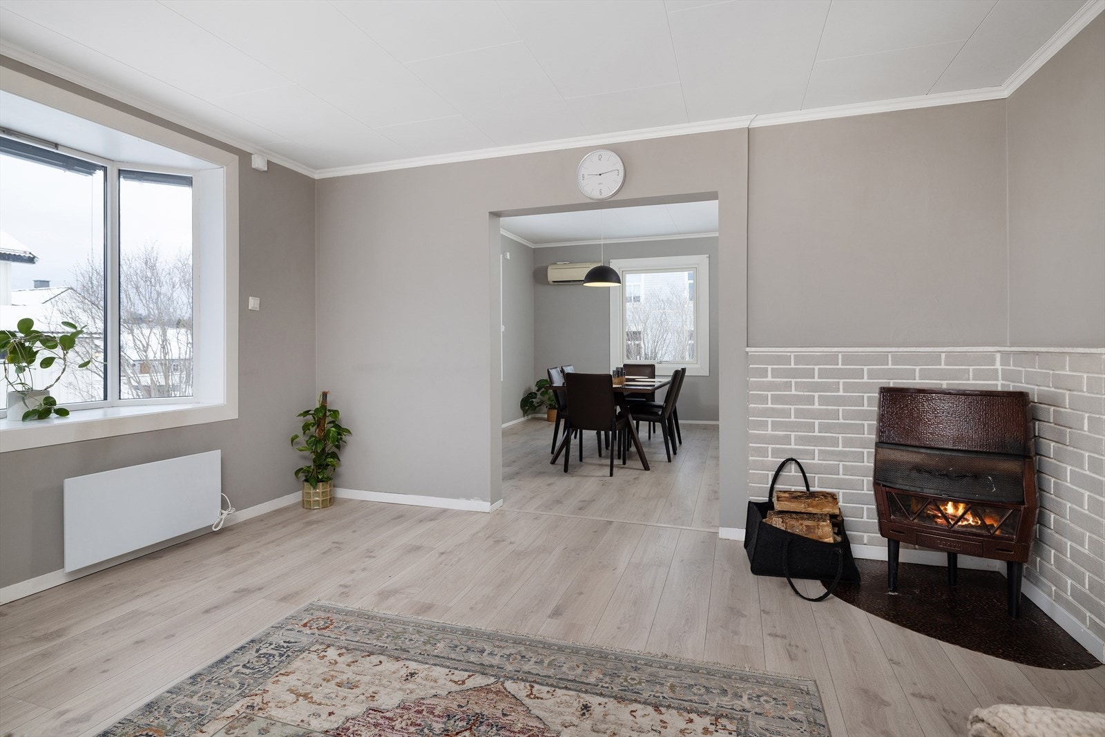 Fra stuen er det en åpen og sosial sone mot spisestuen. Galleribilde