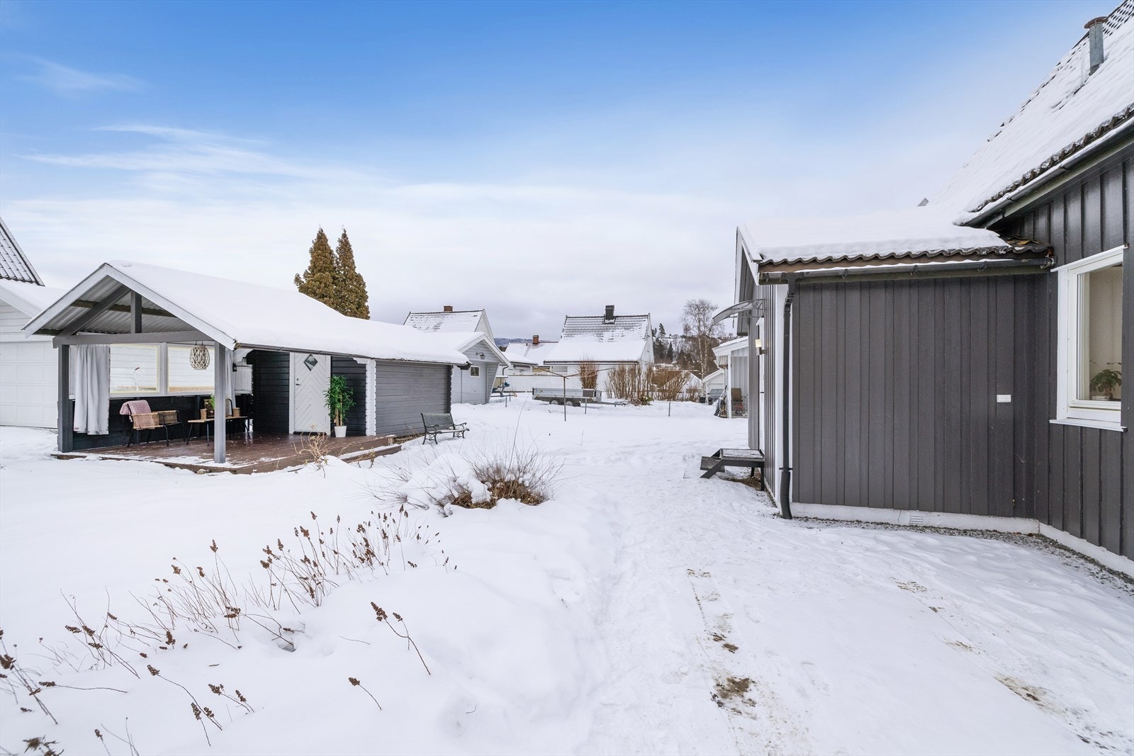 På tomten står et frittstående uthus på 9 m² med god lagringsplass. Galleribilde