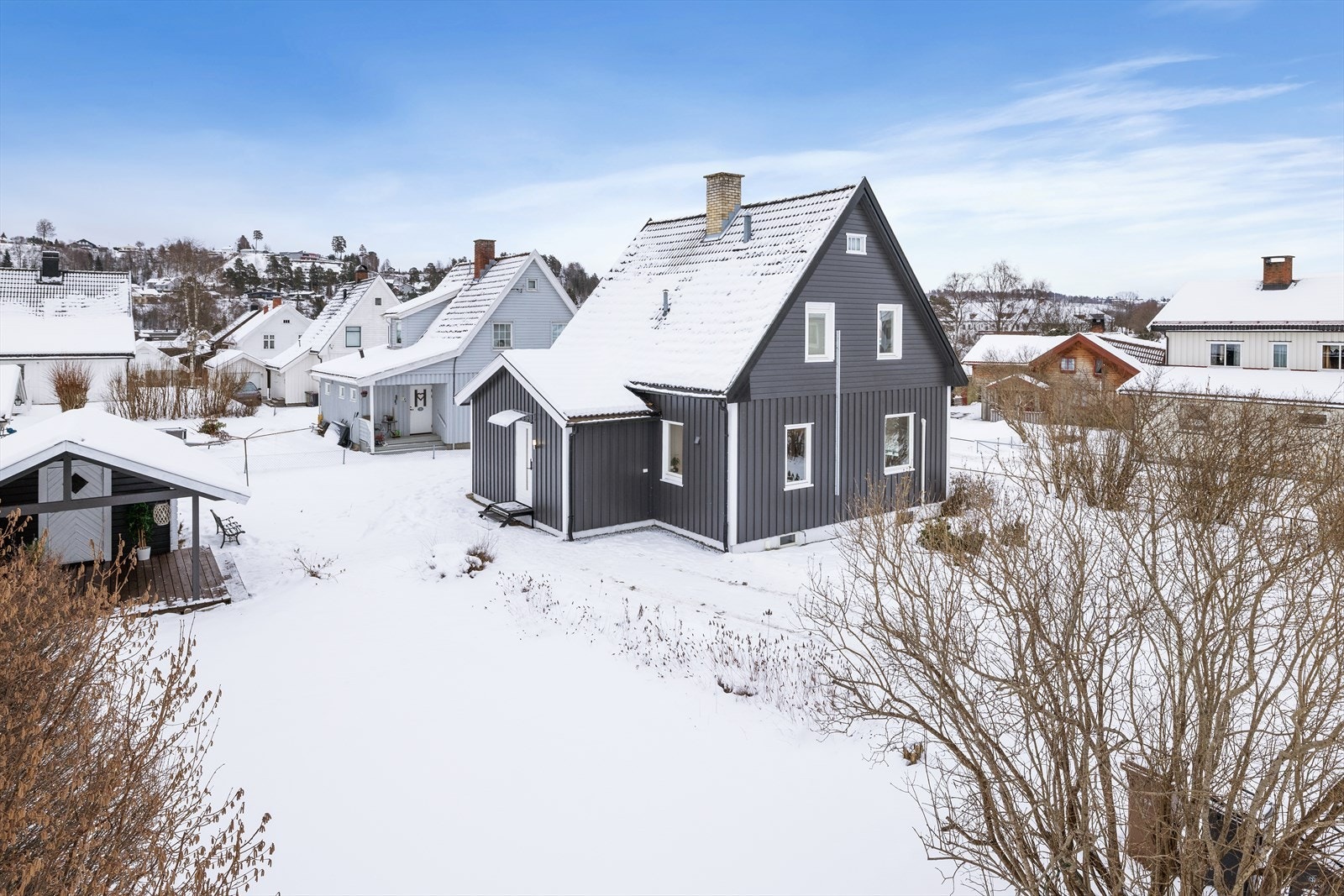 Velkommen til Kreftings Gate 5, beliggende i et etablert nabolag i Hønefoss. Galleribilde