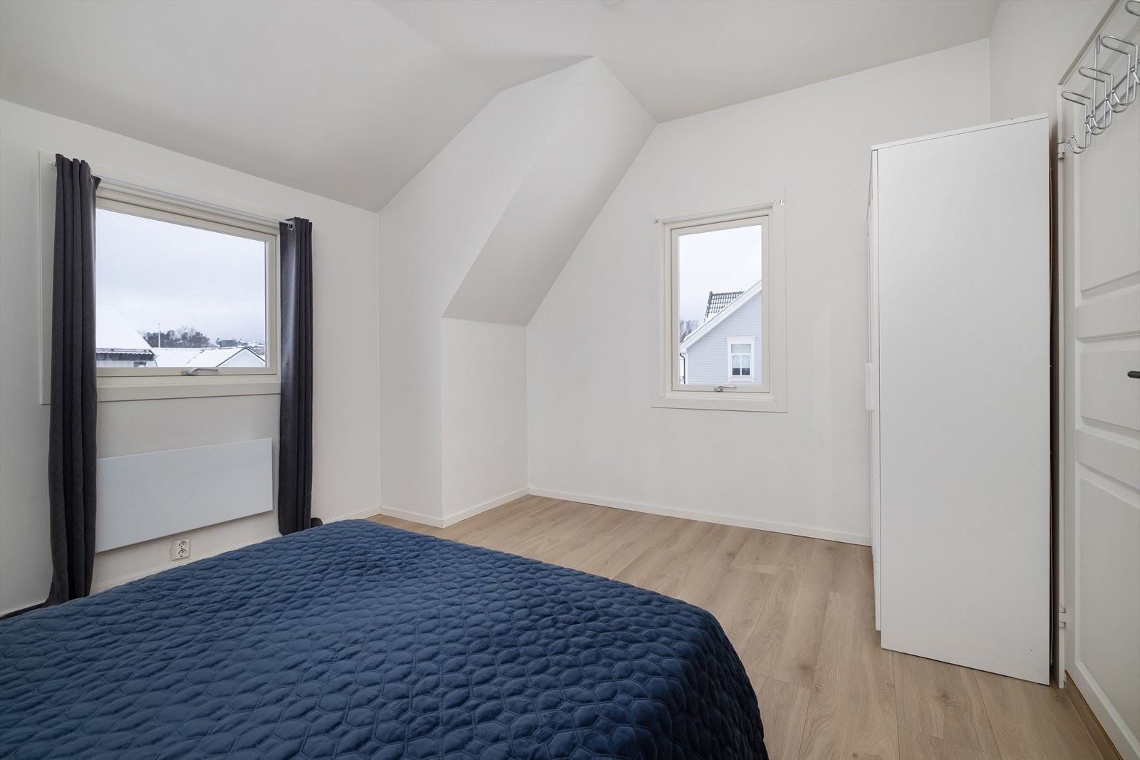 Rommet har malte, glatte flater og laminat på gulvet. Galleribilde