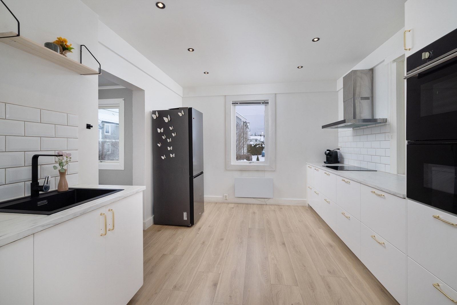 Laminat benkeplate med kompositt kum og flislagt bakvegg over benken. Galleribilde