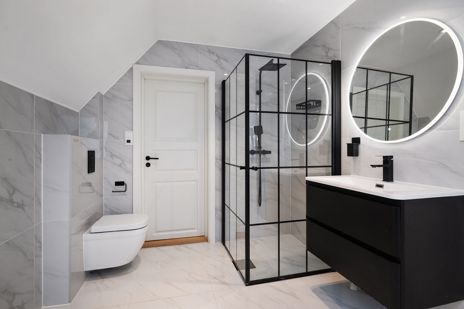 Her er det dusjhjørne med glassdører, vegghengt toalett og servantinnredning. Galleribilde