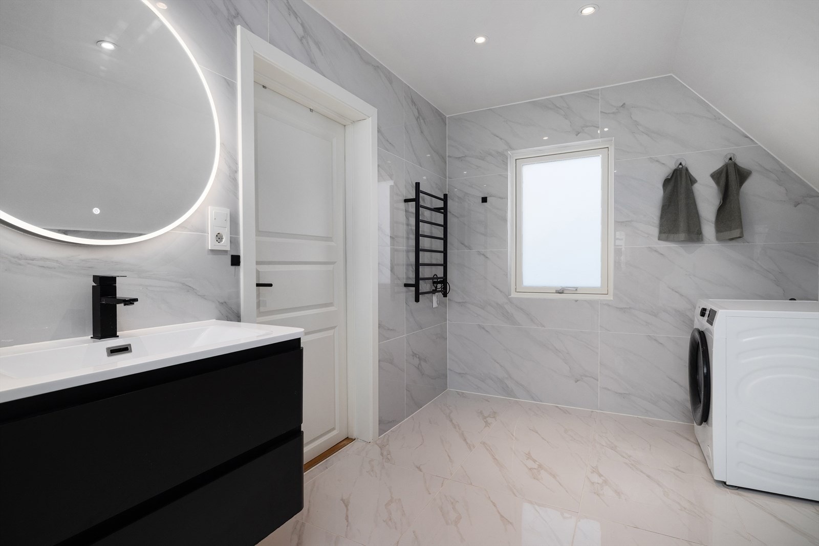 Badet ble rehabilitert i 2024 og har opplegg for vaskemaskin. Galleribilde