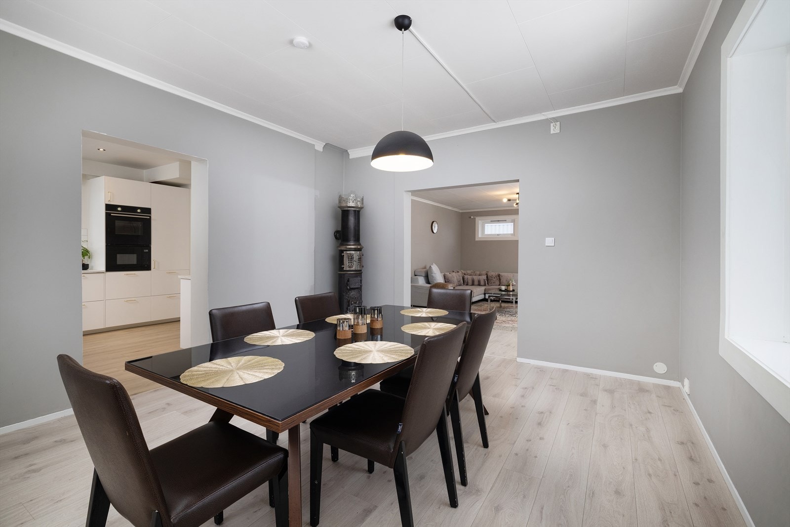 Spisestuen har god plass til langbord og ligger i tilknytning til kjøkkenet. Galleribilde