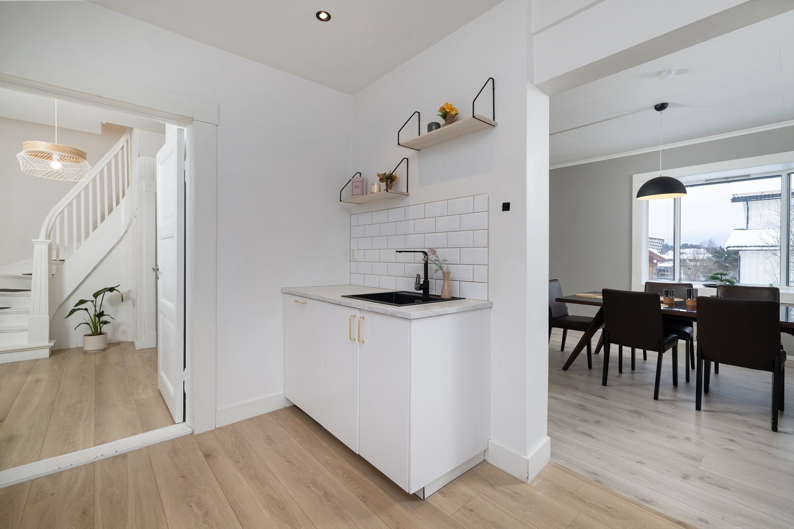 Fra kjøkkenet er det enkel adkomst til både spisestue og gang. Galleribilde