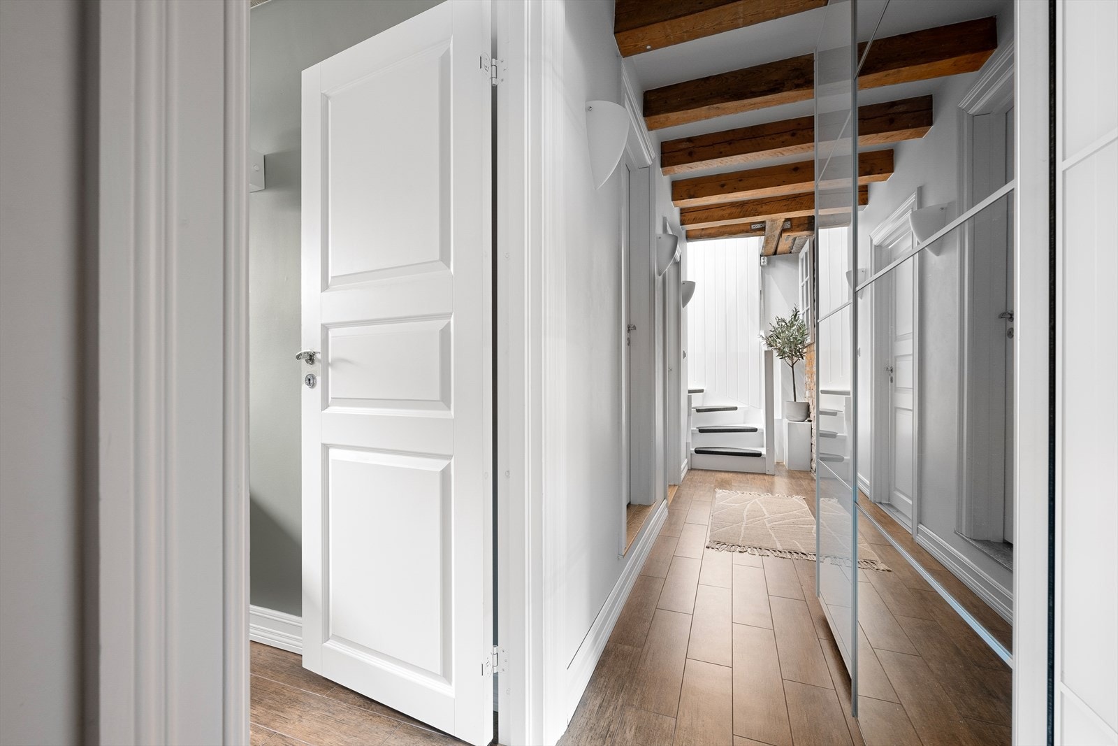 Underetasjen består i dag av gang, to soveværelser og bad Galleribilde