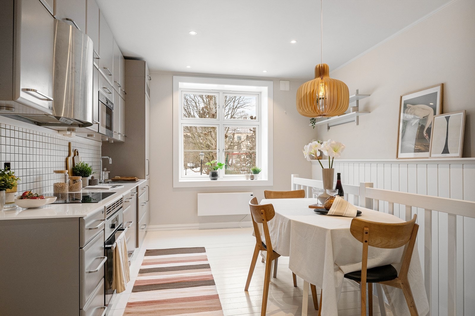 Store vindusflater, gjennomgående planløsning og generøs takhøyde på ca. 2,6 gir leiligheten en lys og luftig romfølelse Galleribilde