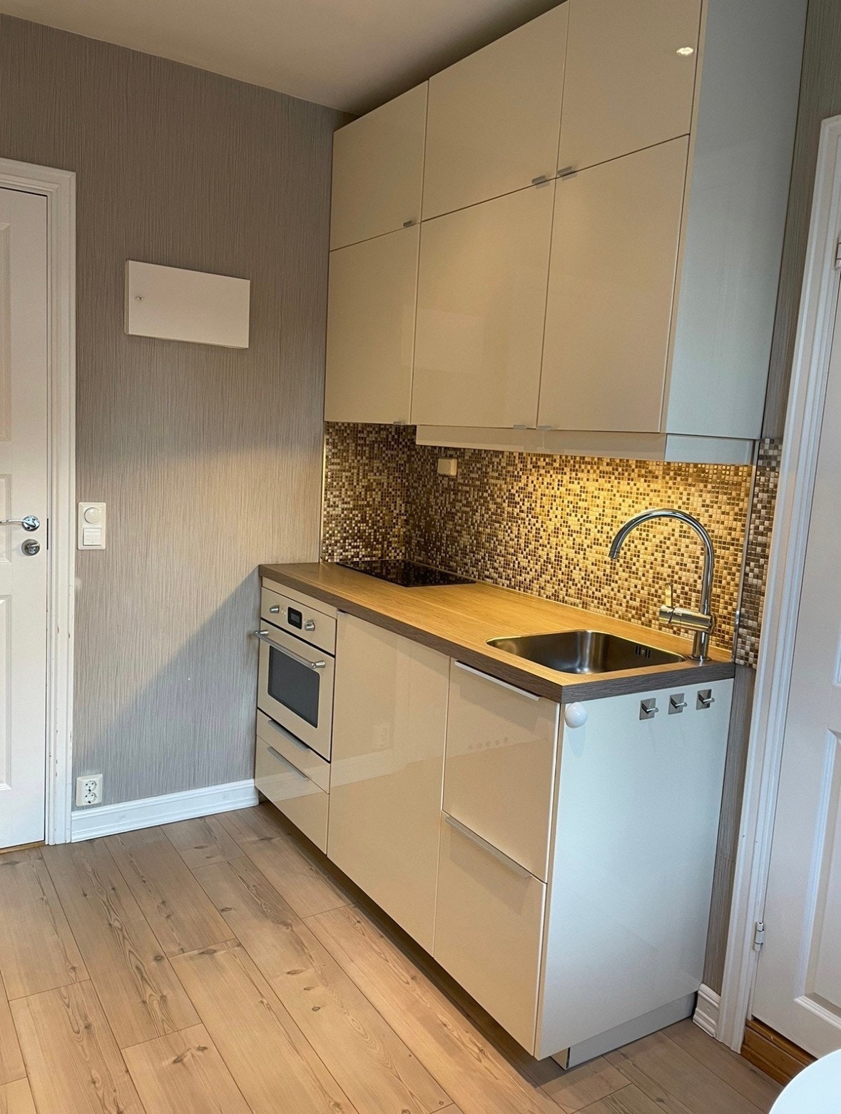 Her har man et lite, men velutstyrt kjøkken - alt man trenger i en hektisk hverdag Galleribilde