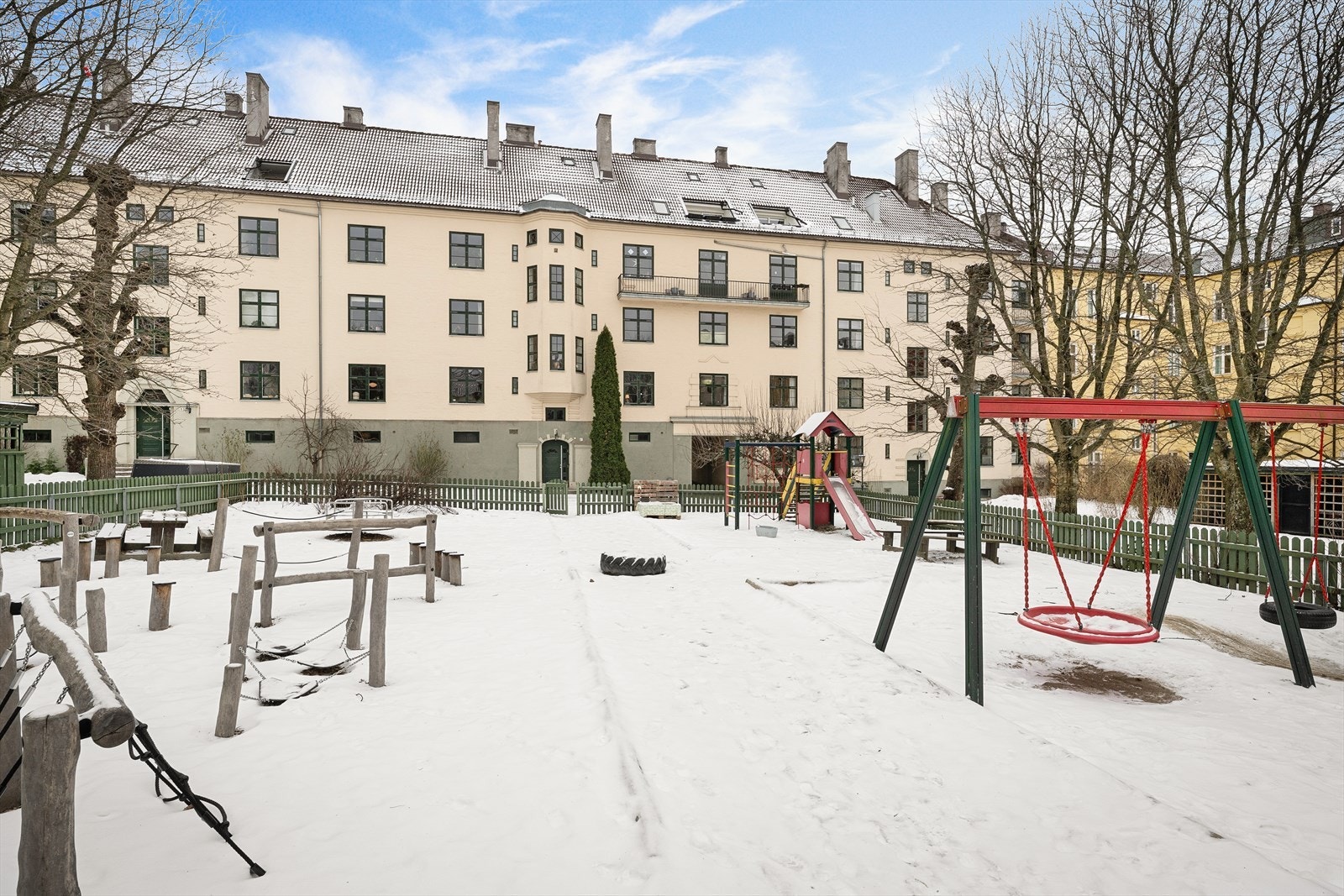 Bakgård på vinterstid Galleribilde