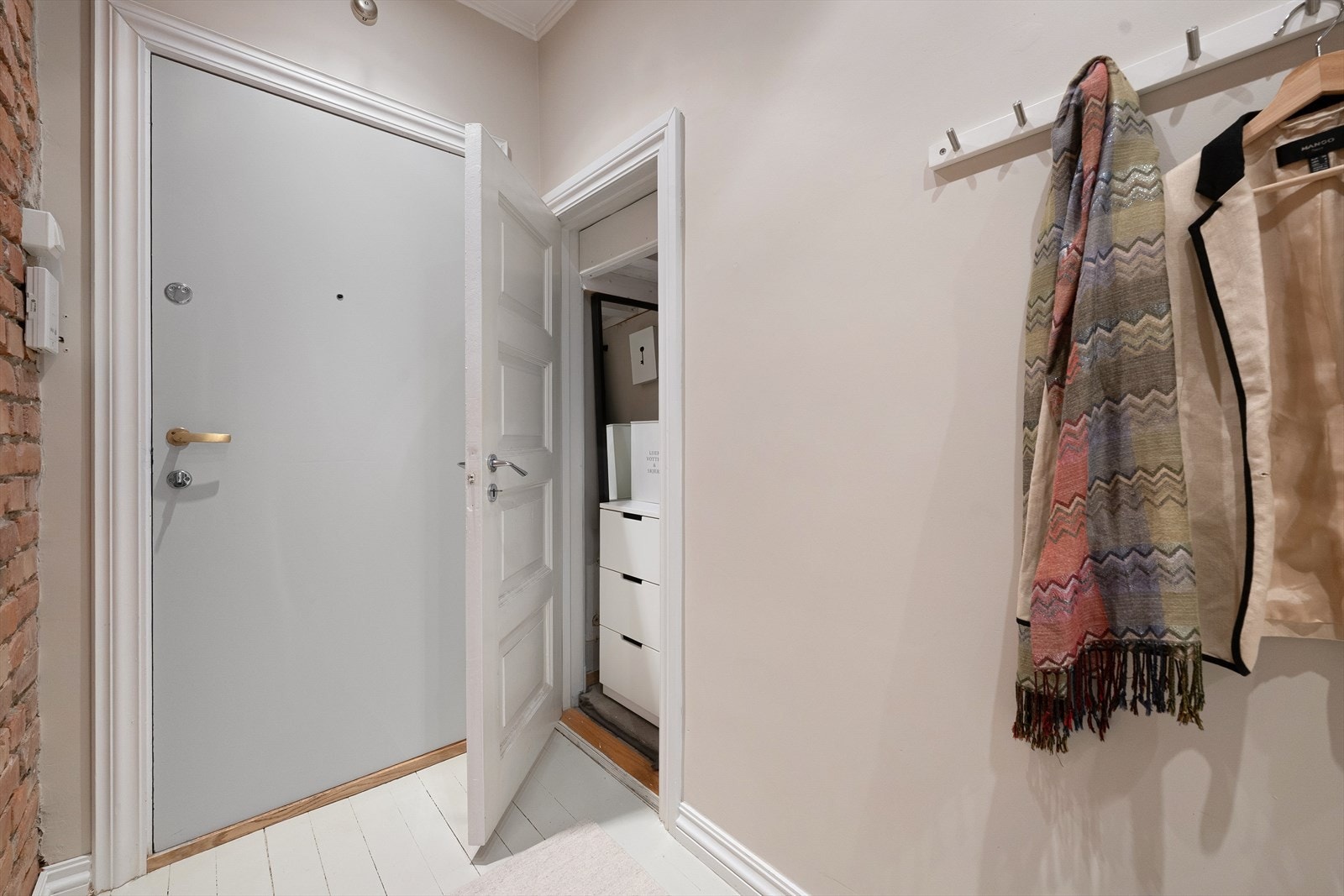 Her er det god plass til yttertøy og sko, samt god lagringsplass i den innvendige boden Galleribilde