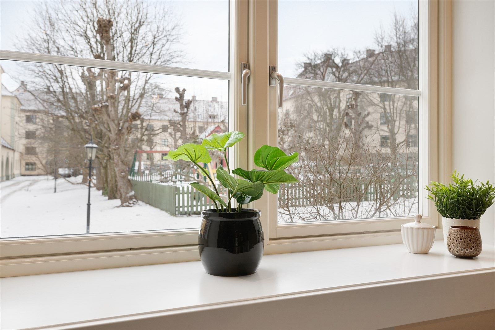 Fra stue-/kjøkkenvindu kan man nyte herlig utsyn mot Italiagårdens idylliske og parkmessige bakgårdshage Galleribilde