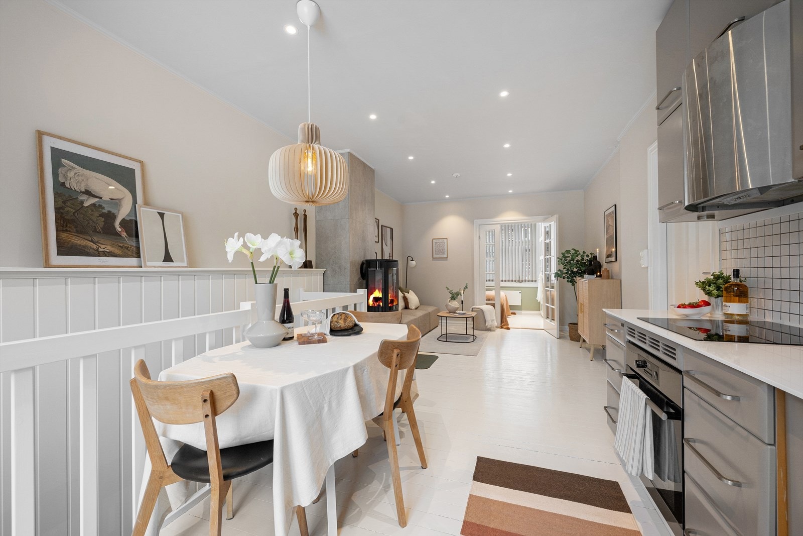 Veggflatene er nylig malt opp i en lys og behagelig sandtone, som harmonerer utmerket mot de sjelfulle gulvflatene bestående av malte, originale tregulv Galleribilde