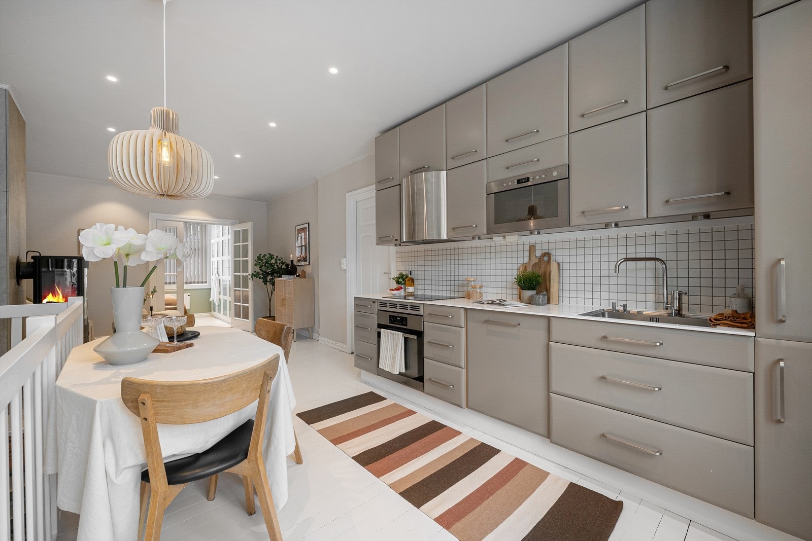 Den store og sosiale stuen kan enkelt deles opp i soner, med god plass til stort spisestuebord, samt en hyggelig stuedel med stor sofaseksjon med tilhørende møblement Galleribilde