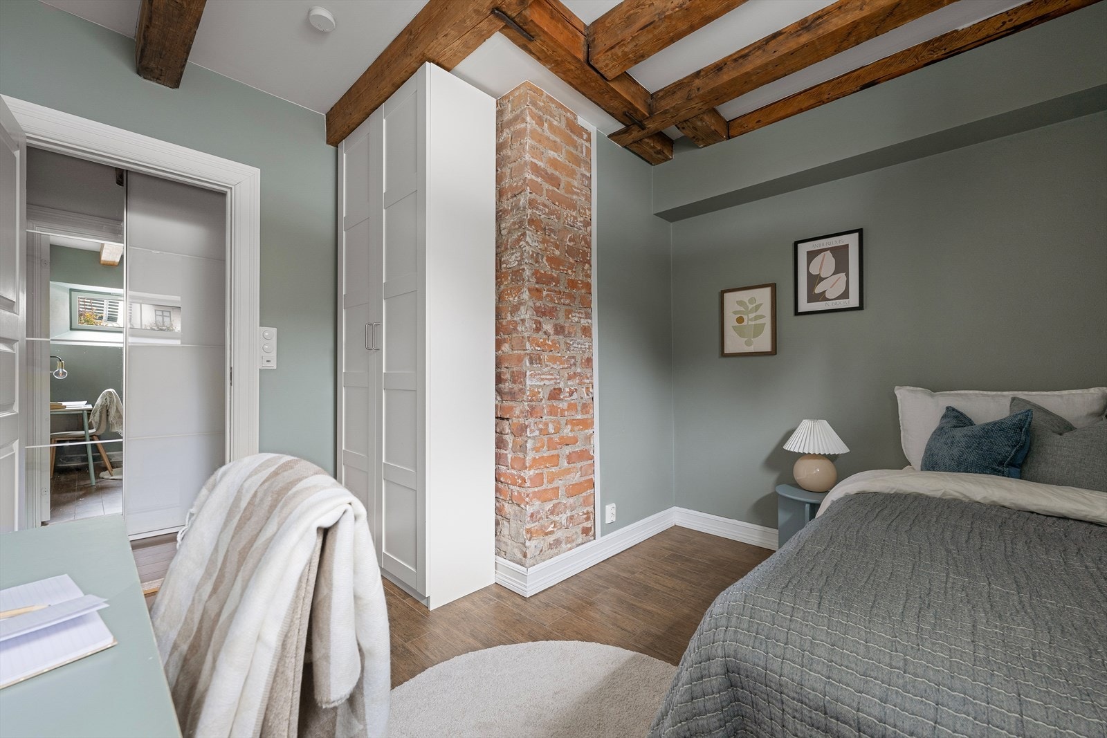 Her er det god plass for å møblere med stor seng, et lite hjemmekontor, samt garderobeskap Galleribilde