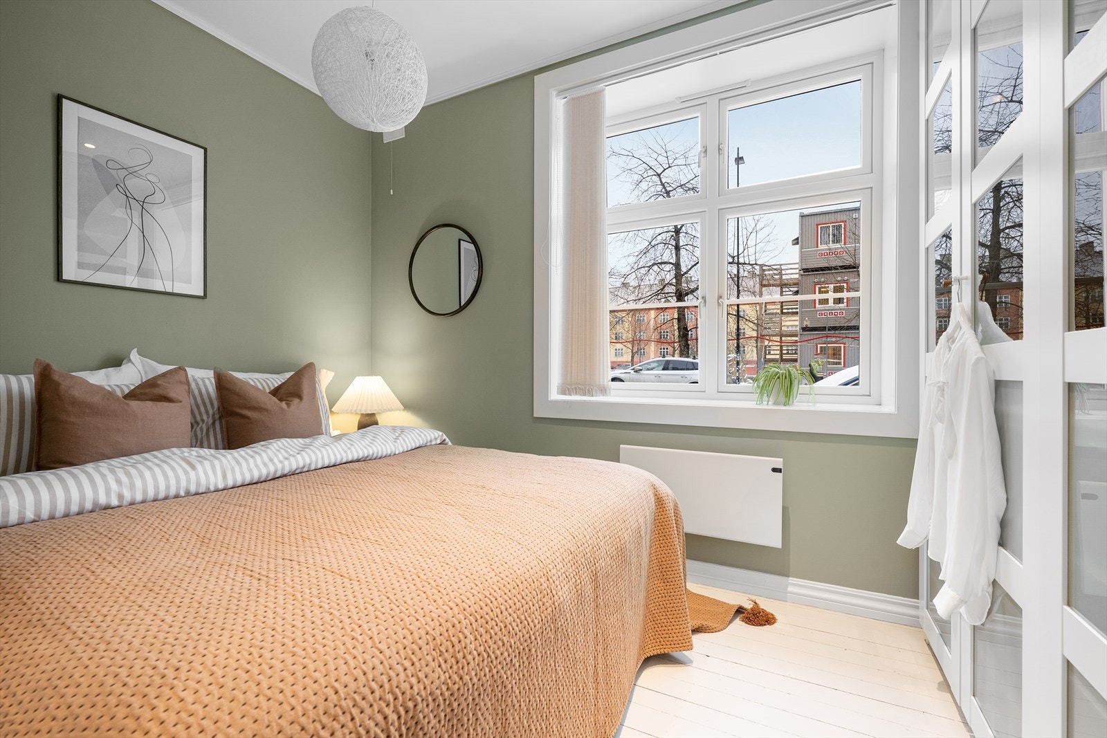 Værelset er av god størrelse og har plass til stor dobbeltseng, samt annet interiør, i tillegg til god lagringsplass i et romslig garderobeskap Galleribilde