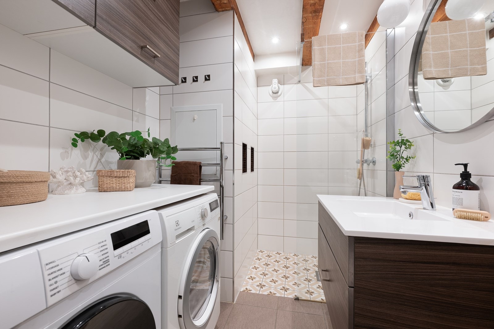 Elegante nisjehyller i dusjsonen til sjampo- og Lanoflaska Galleribilde