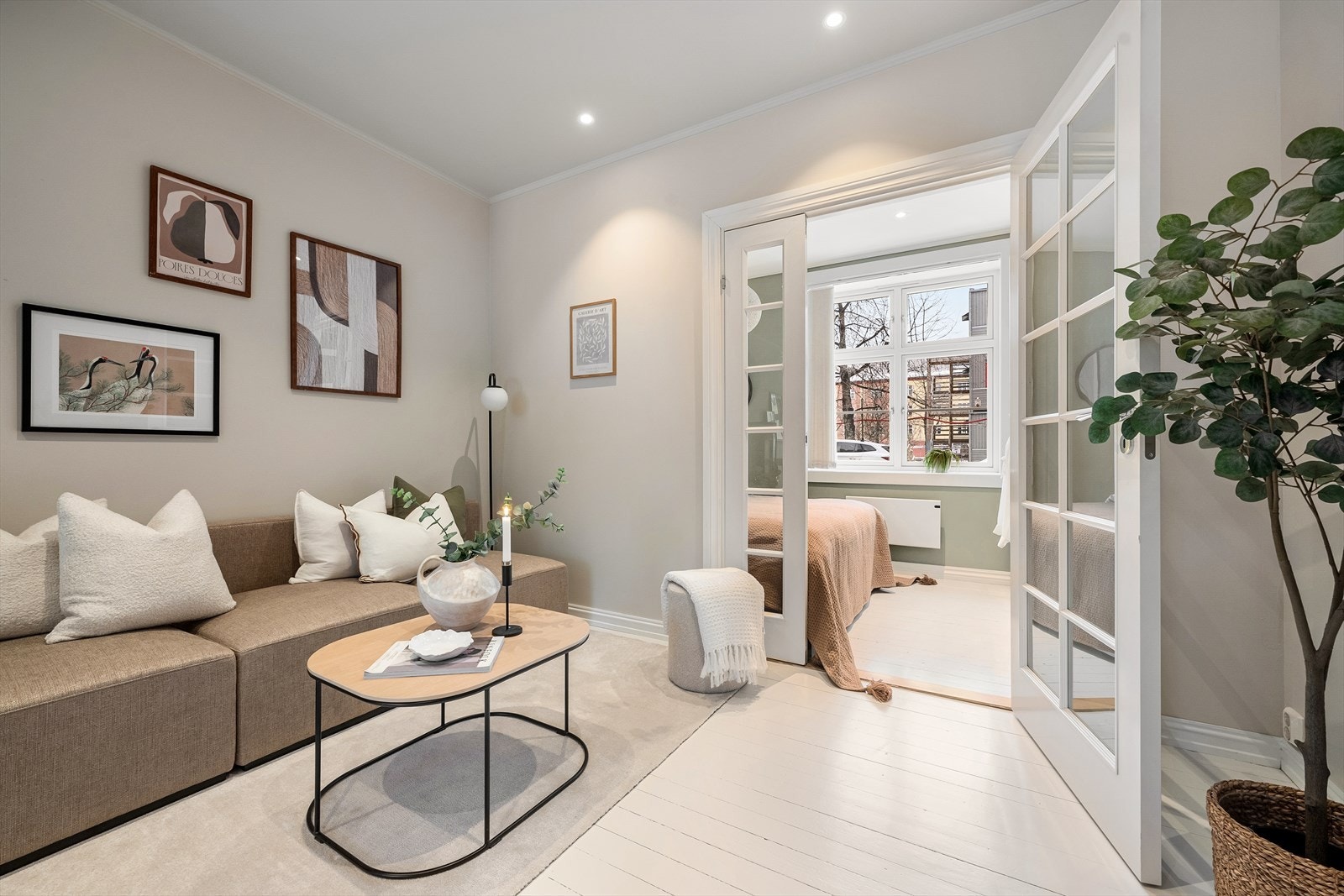 Fra stuen er det adkomst til leilighetens første av tre soveværelser Galleribilde