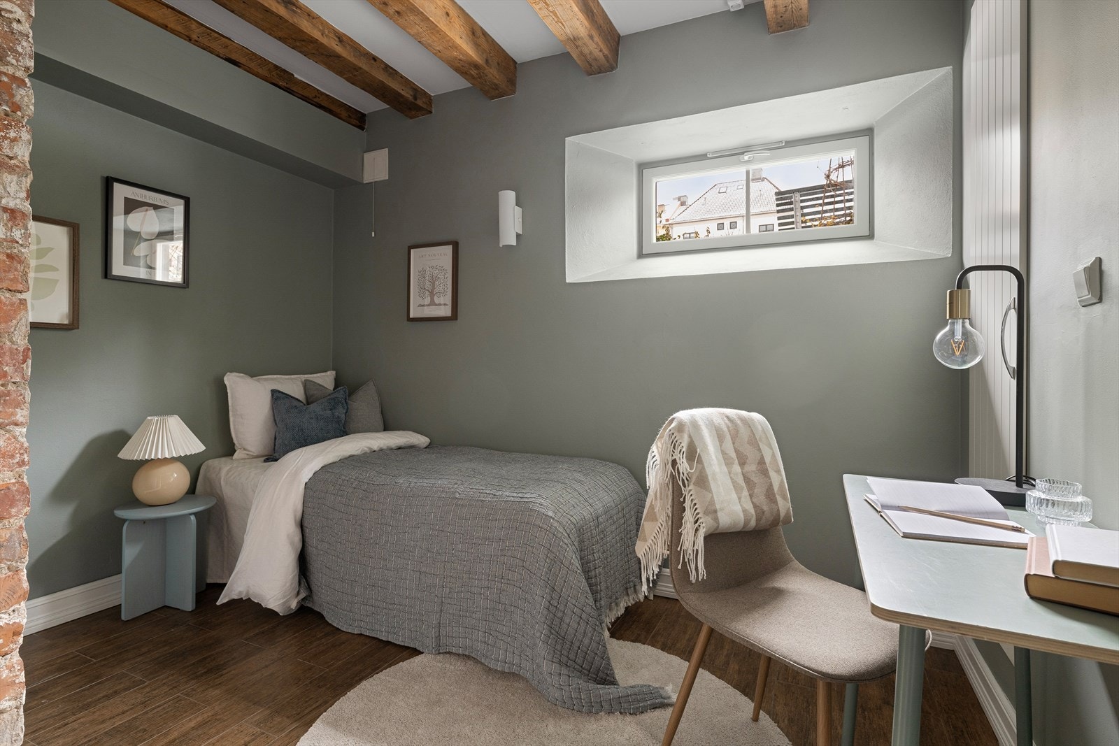 Det tredje soveværelset ligger også vendt inn mot bakgård - her kan kveldsroen nytes Galleribilde