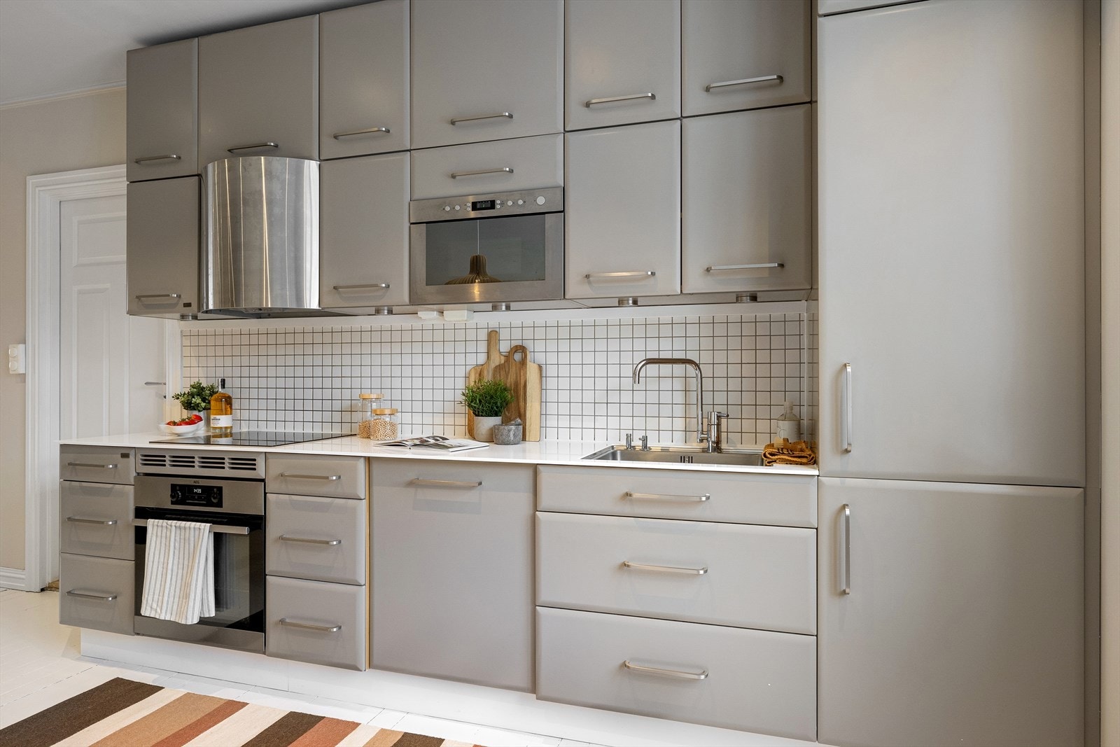 Flott og velutstyrt kjøkken fra kvalitetsleverandøren Huseby, med god lagringsplass i skuffer og skap Galleribilde