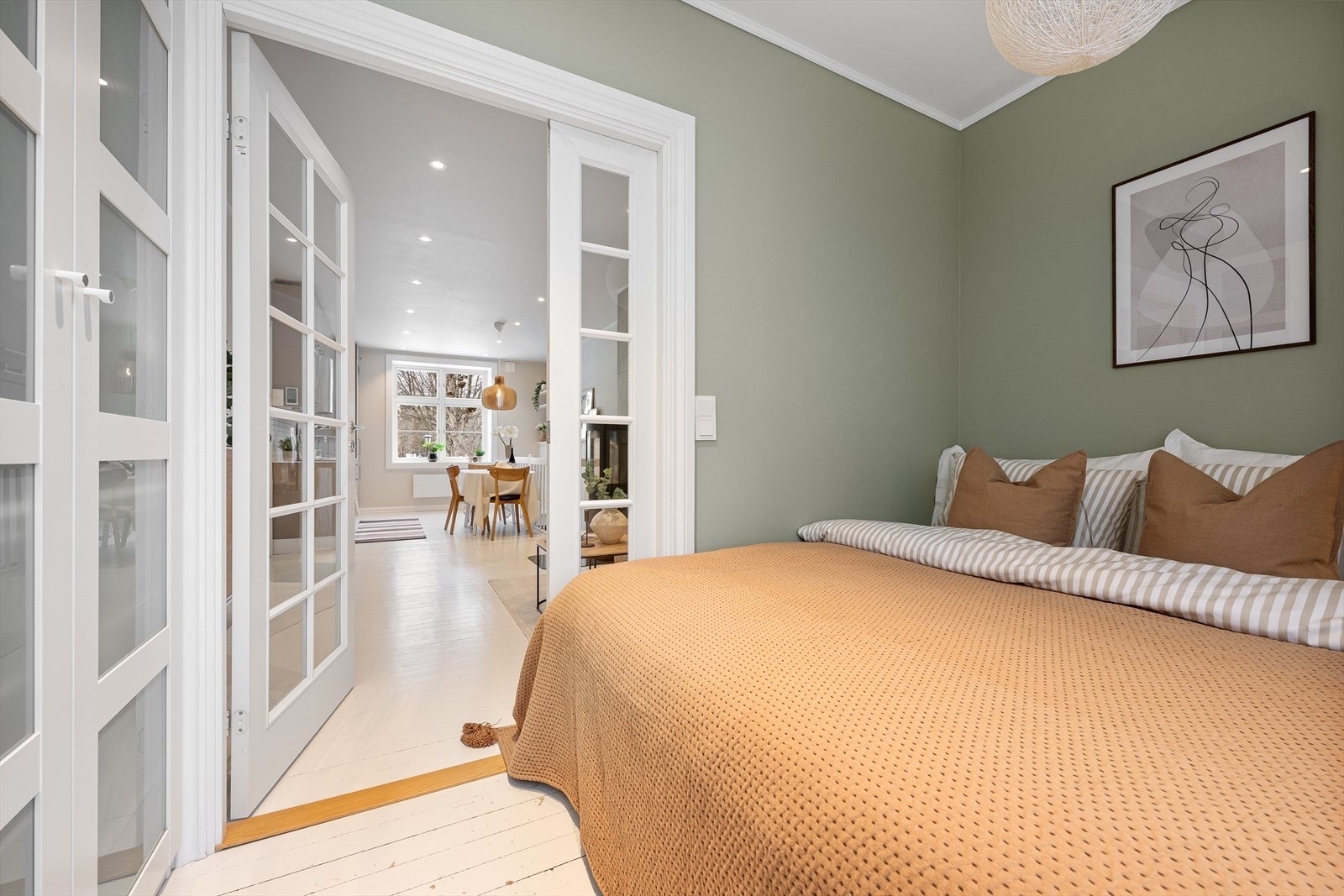 Veggflatene er nylig malt opp i en dempet grønntone, som sørger for avslappende stemning på kveldstid Galleribilde