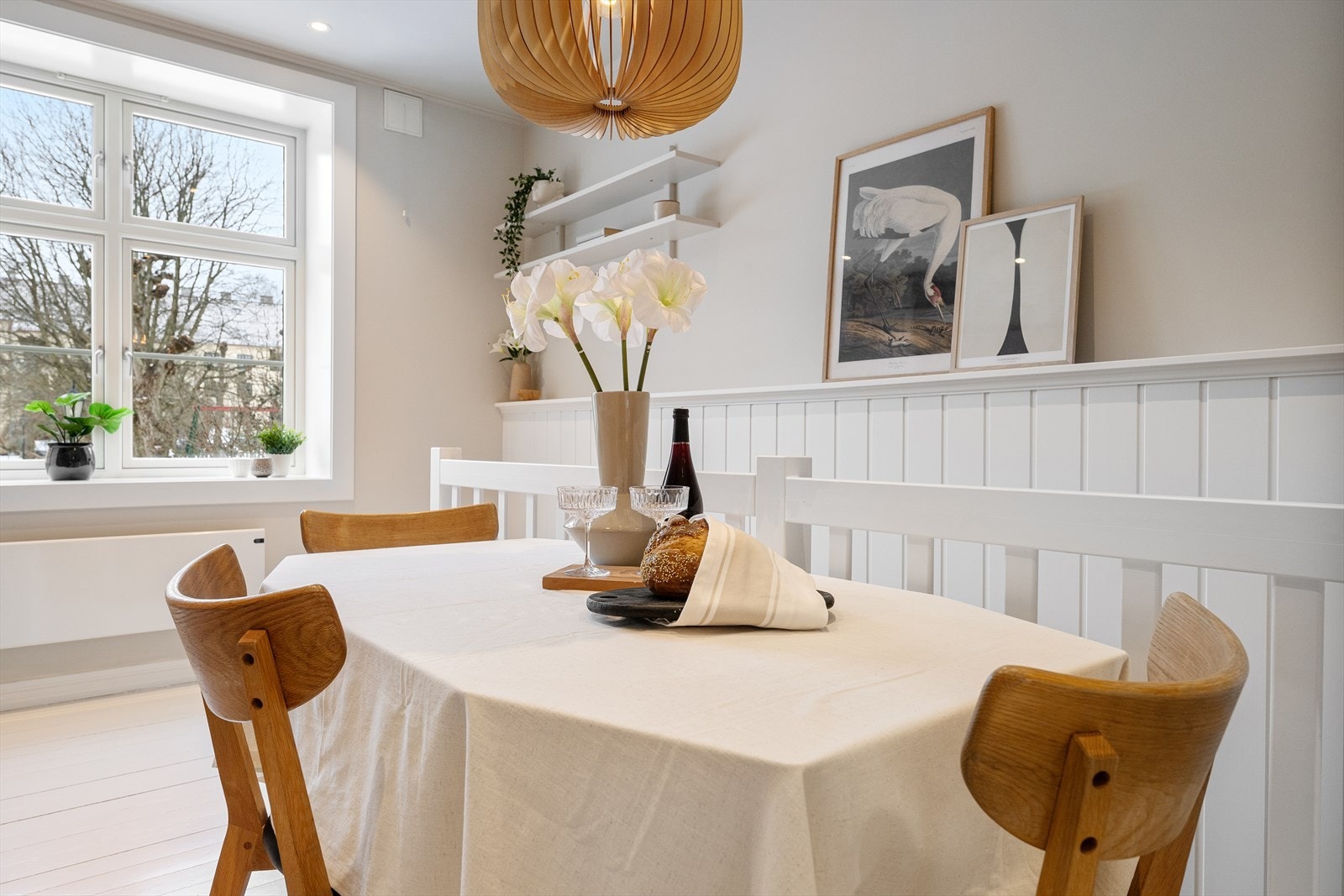 Det flotte utsynet mot bakgården setter virkelig stemningen ved middagsbordet Galleribilde