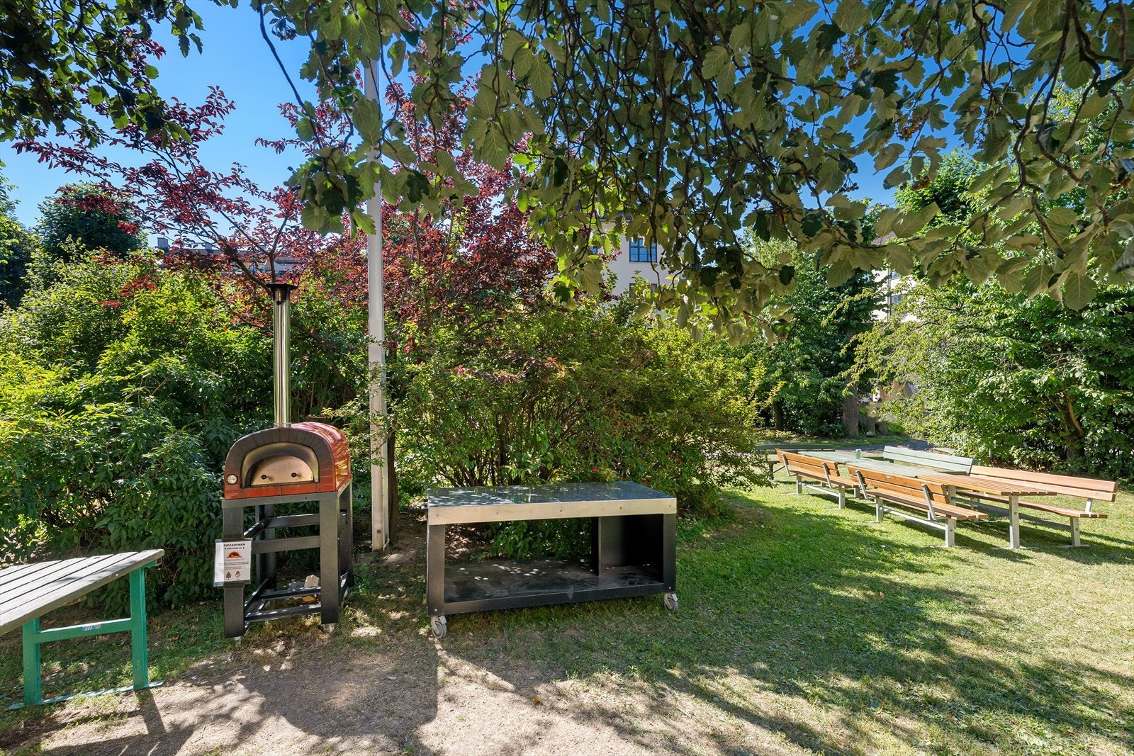 Bakgården er utstyrt med både grill og pizzaovn Galleribilde