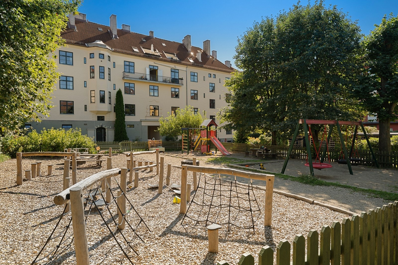Den store, innholdsrike bakgården har en stor og trygg lekeplass for de små, i skjermede omgivelser Galleribilde
