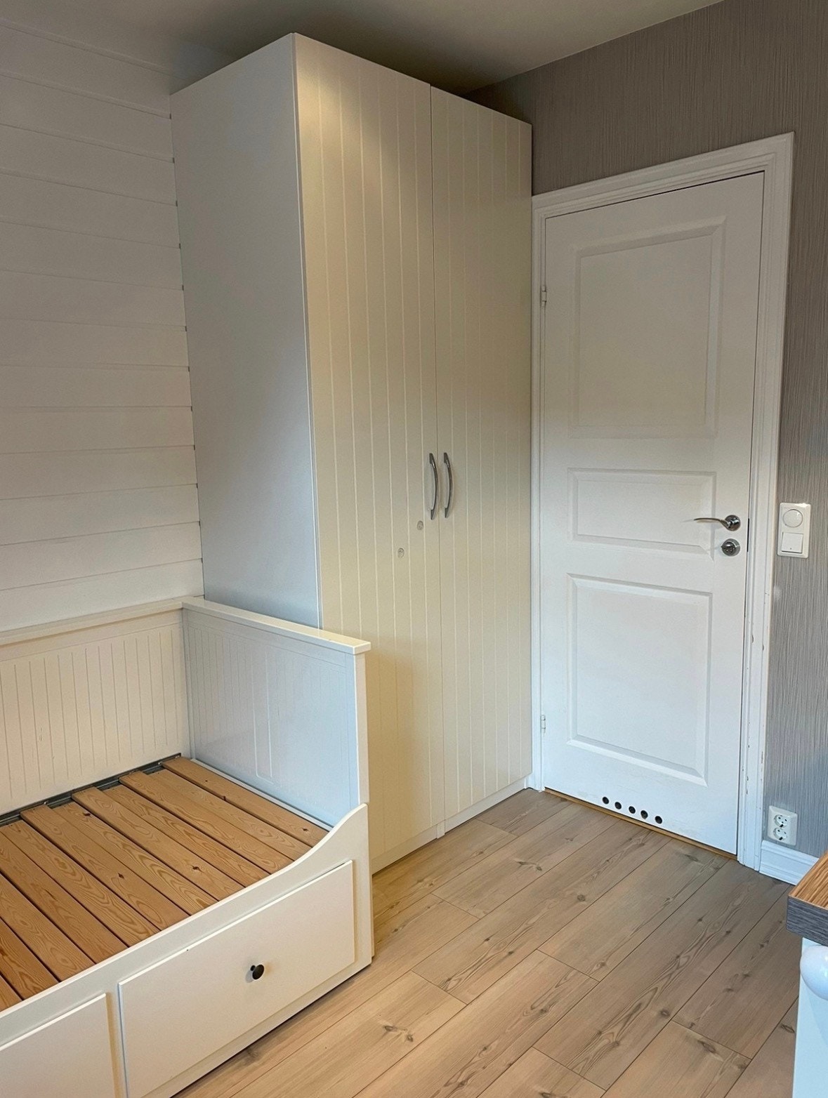 God plass til seng/sovesofa og garderobeskap Galleribilde